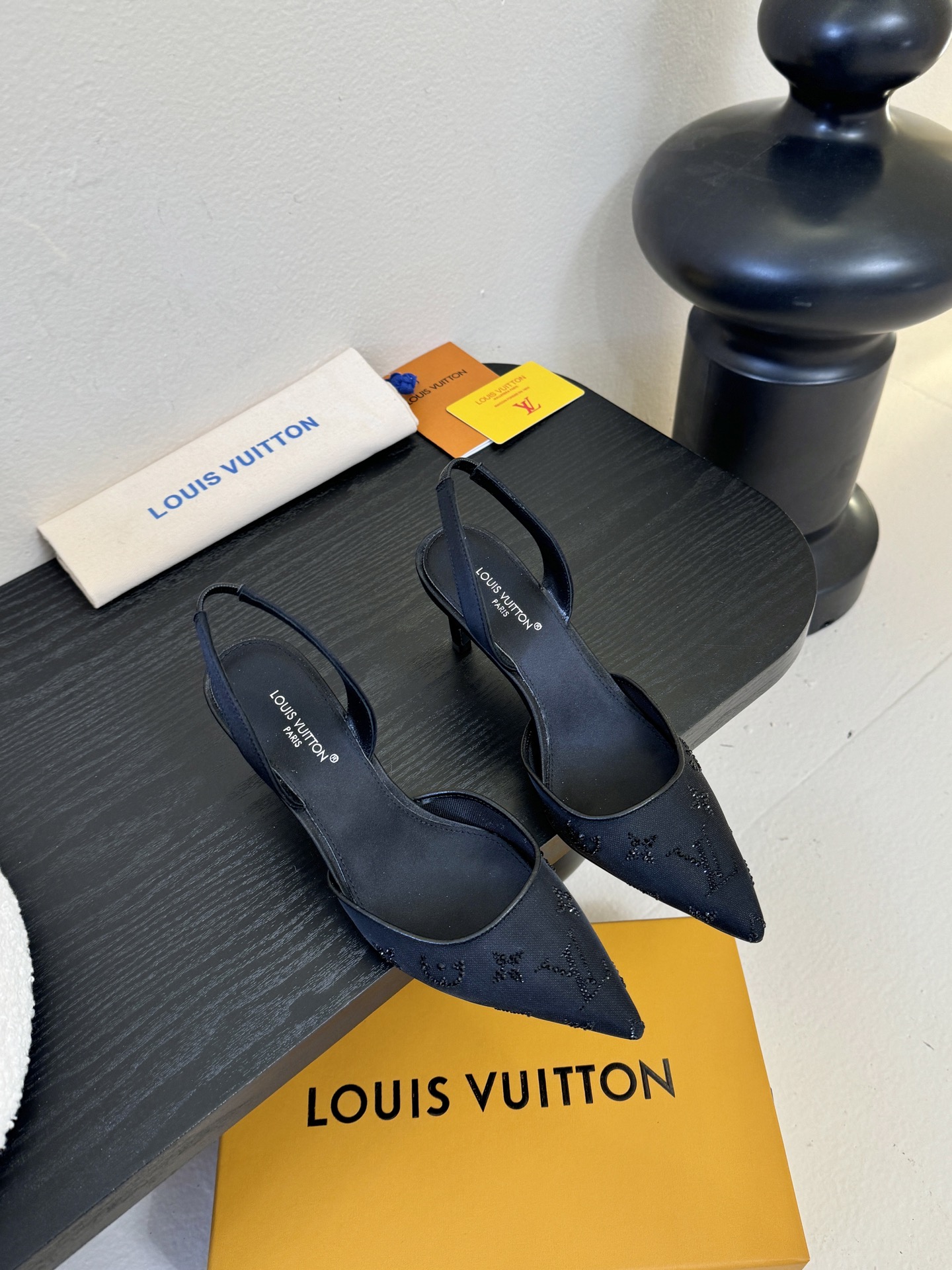 凉鞋 7.5cmLV驴牌26年新款 珍珠钻扣尖头高跟鞋缎面光泽➕满钻logo,被LV的绝美配色狠狠拿捏！