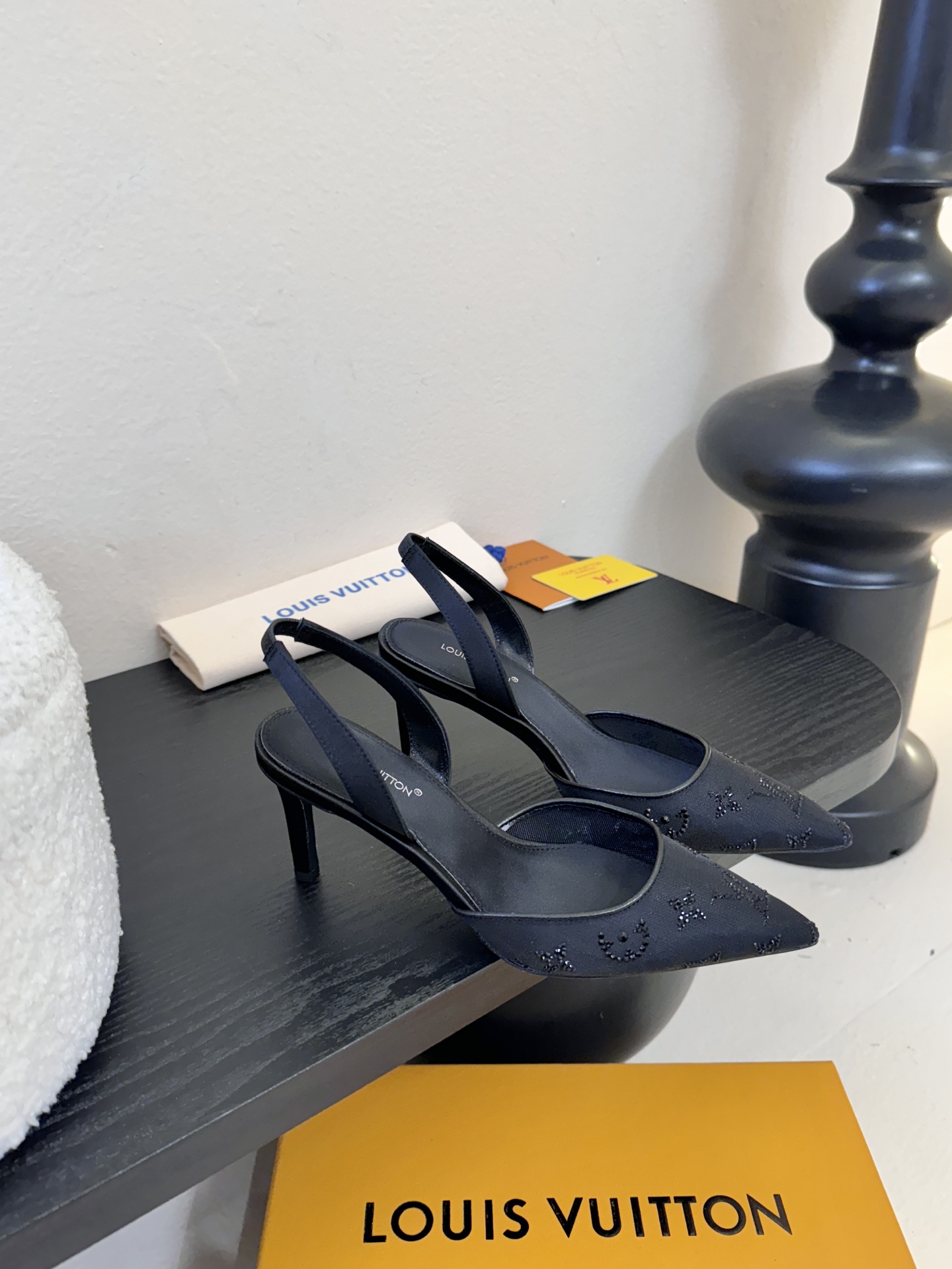 凉鞋 7.5cmLV驴牌26年新款 珍珠钻扣尖头高跟鞋缎面光泽➕满钻logo,被LV的绝美配色狠狠拿捏！