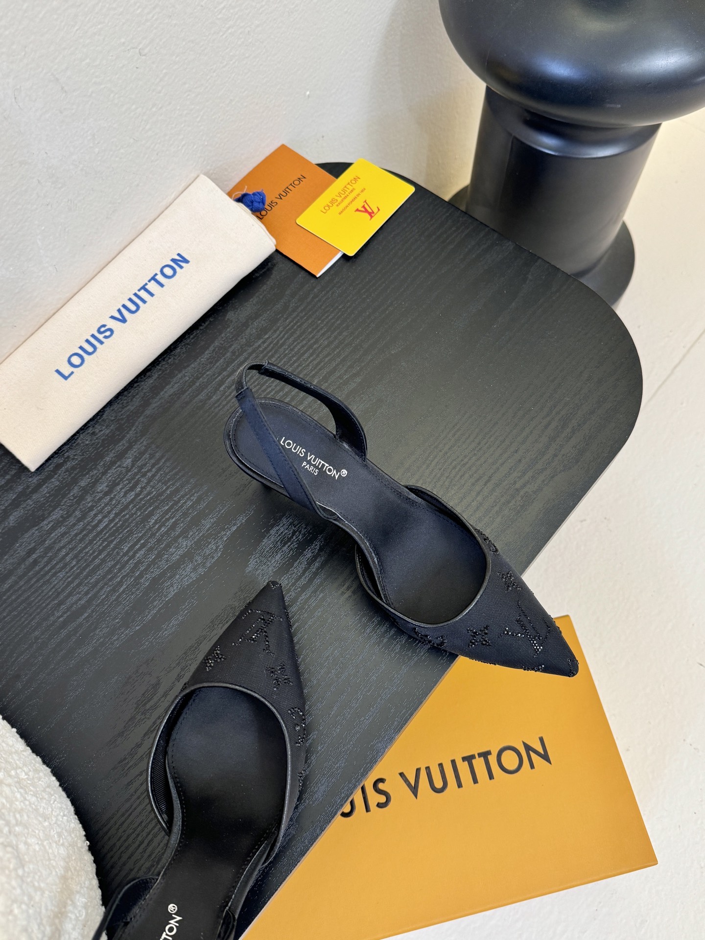 凉鞋 7.5cmLV驴牌26年新款 珍珠钻扣尖头高跟鞋缎面光泽➕满钻logo,被LV的绝美配色狠狠拿捏！