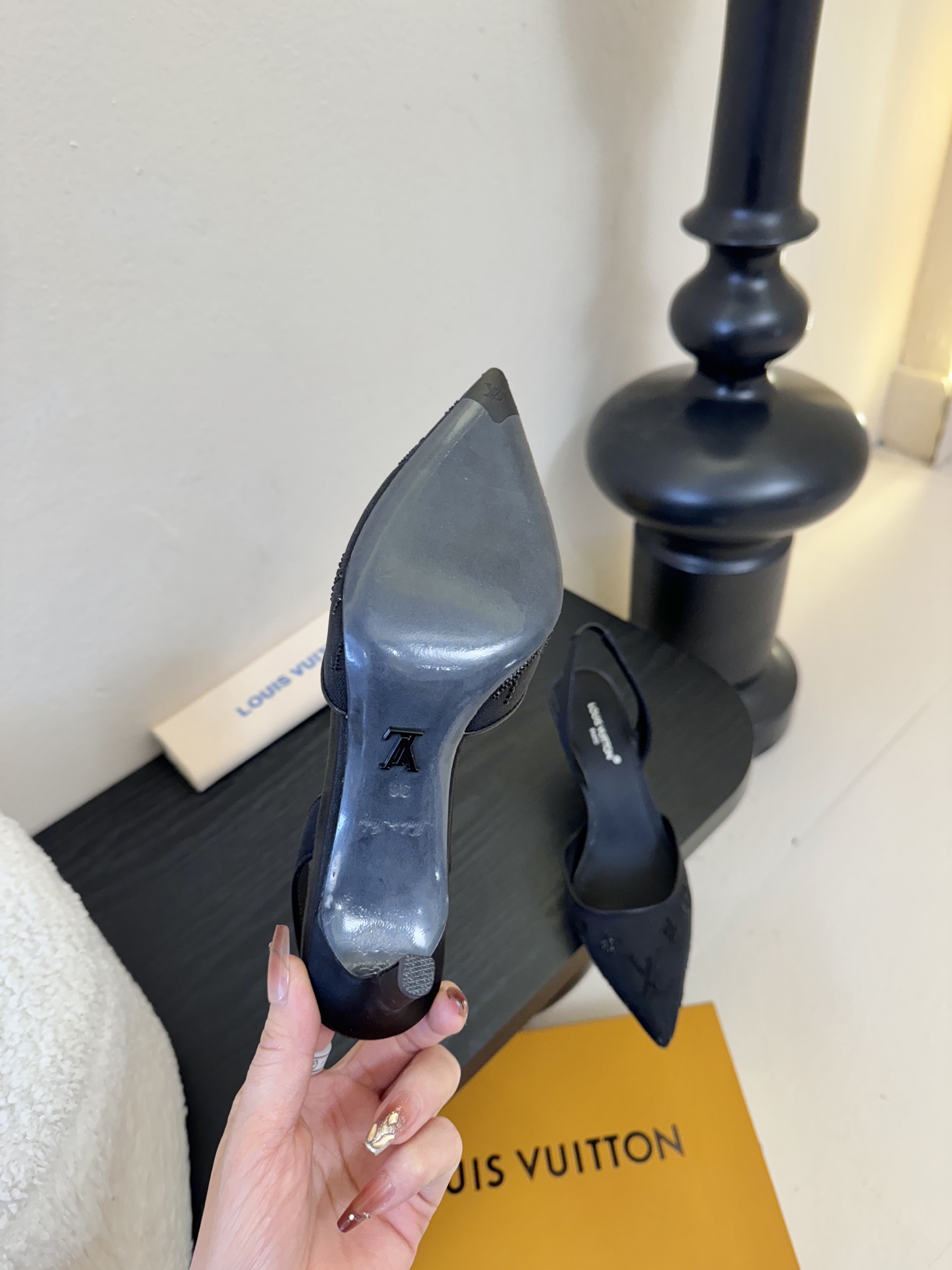 凉鞋 7.5cmLV驴牌26年新款 珍珠钻扣尖头高跟鞋缎面光泽➕满钻logo,被LV的绝美配色狠狠拿捏！