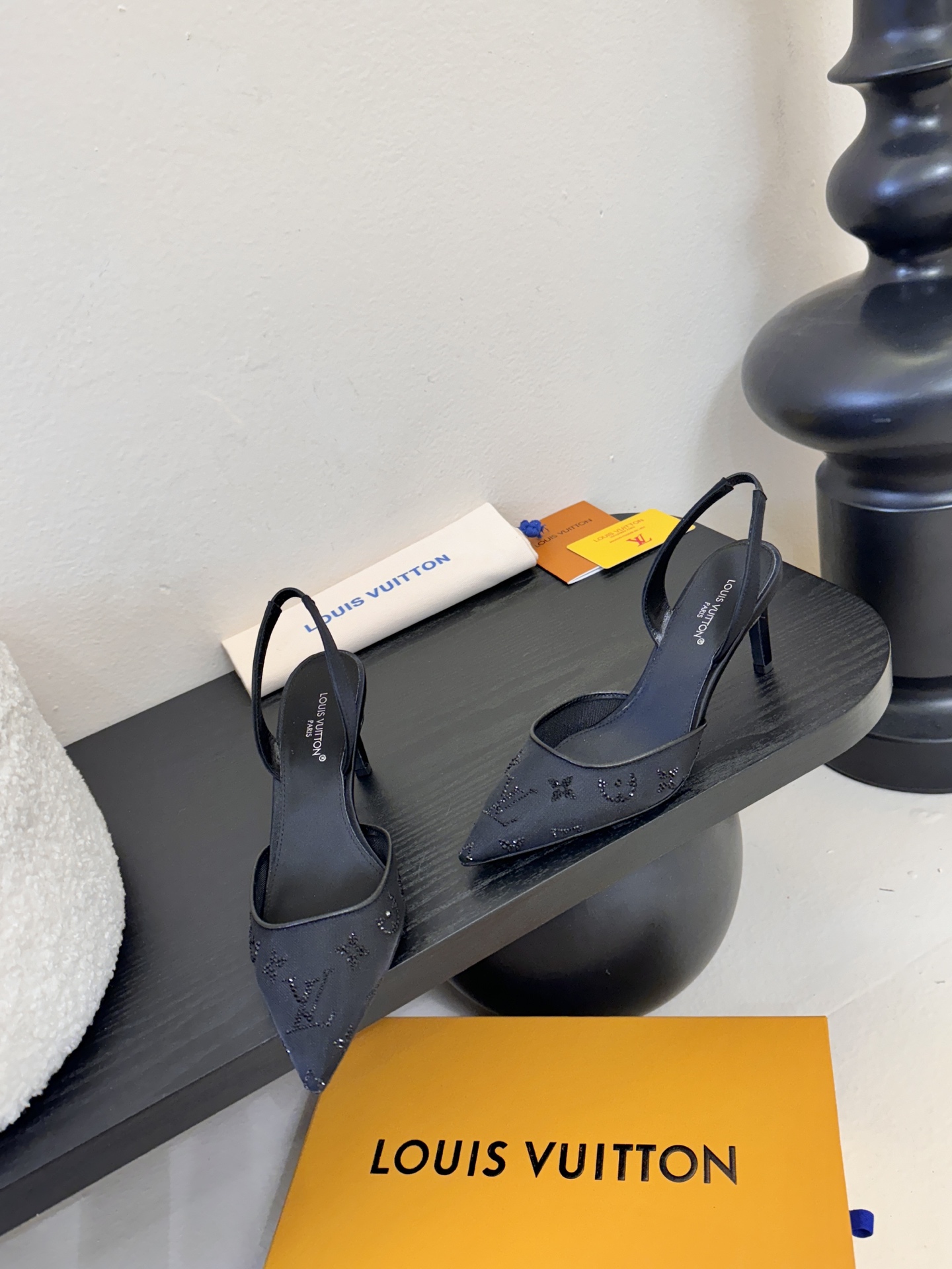 凉鞋 7.5cmLV驴牌26年新款 珍珠钻扣尖头高跟鞋缎面光泽➕满钻logo,被LV的绝美配色狠狠拿捏！