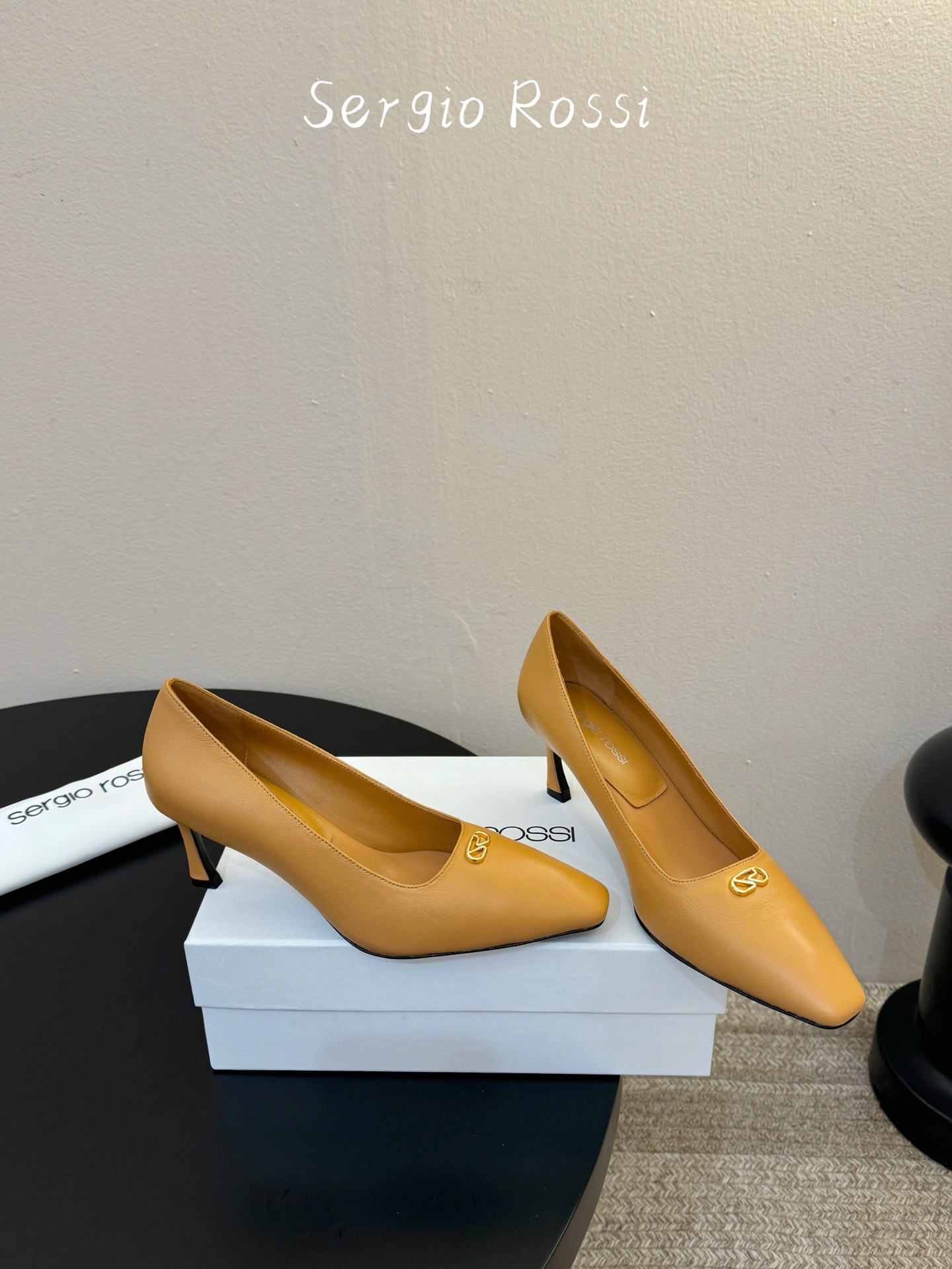 Sergio Rossi塞乔•26春夏新品猫跟高跟单鞋后空凉鞋！最新系列凉鞋单鞋純手工製作的金屬logo