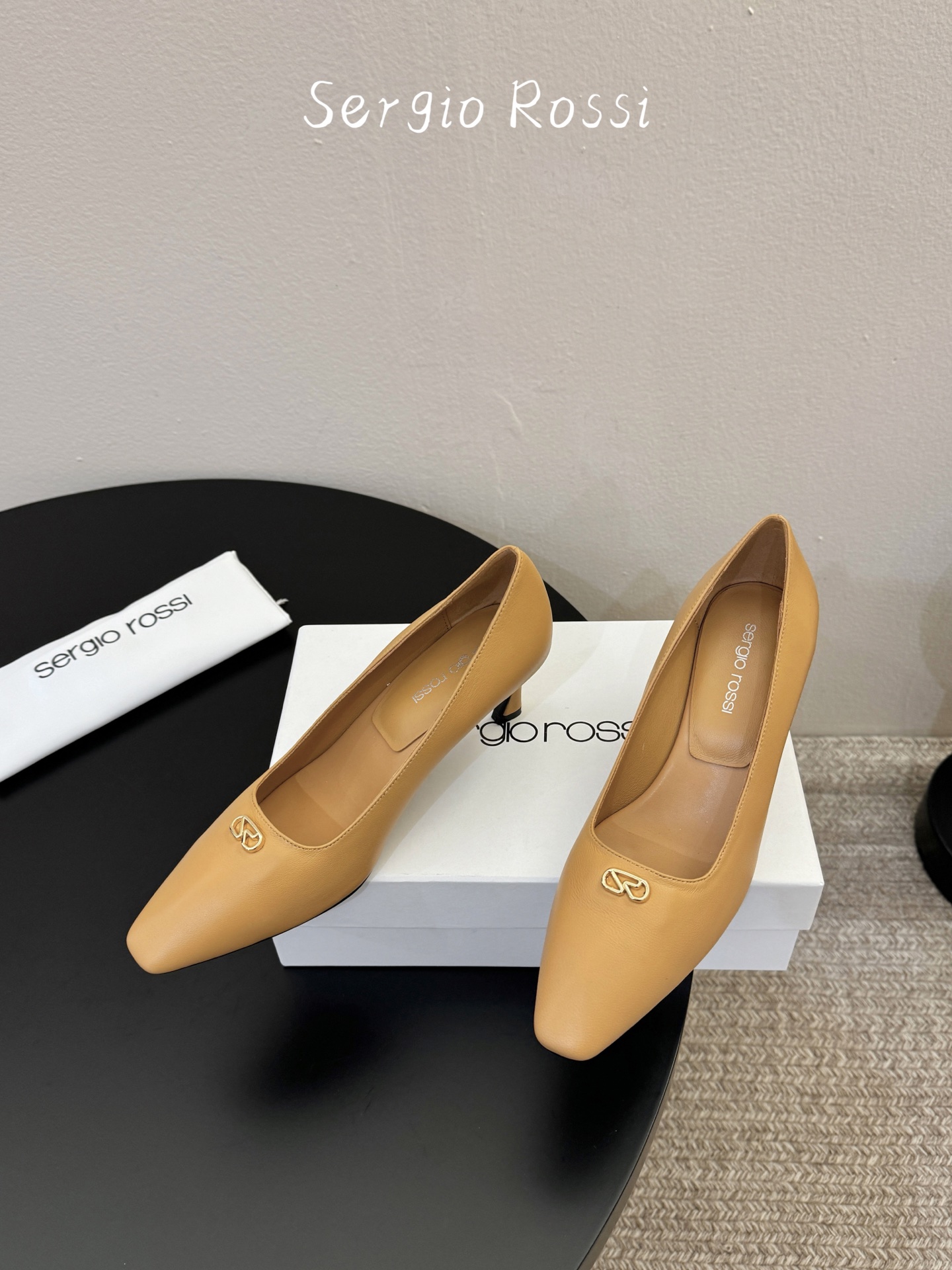 Sergio Rossi塞乔•26春夏新品猫跟高跟单鞋后空凉鞋！最新系列凉鞋单鞋純手工製作的金屬logo