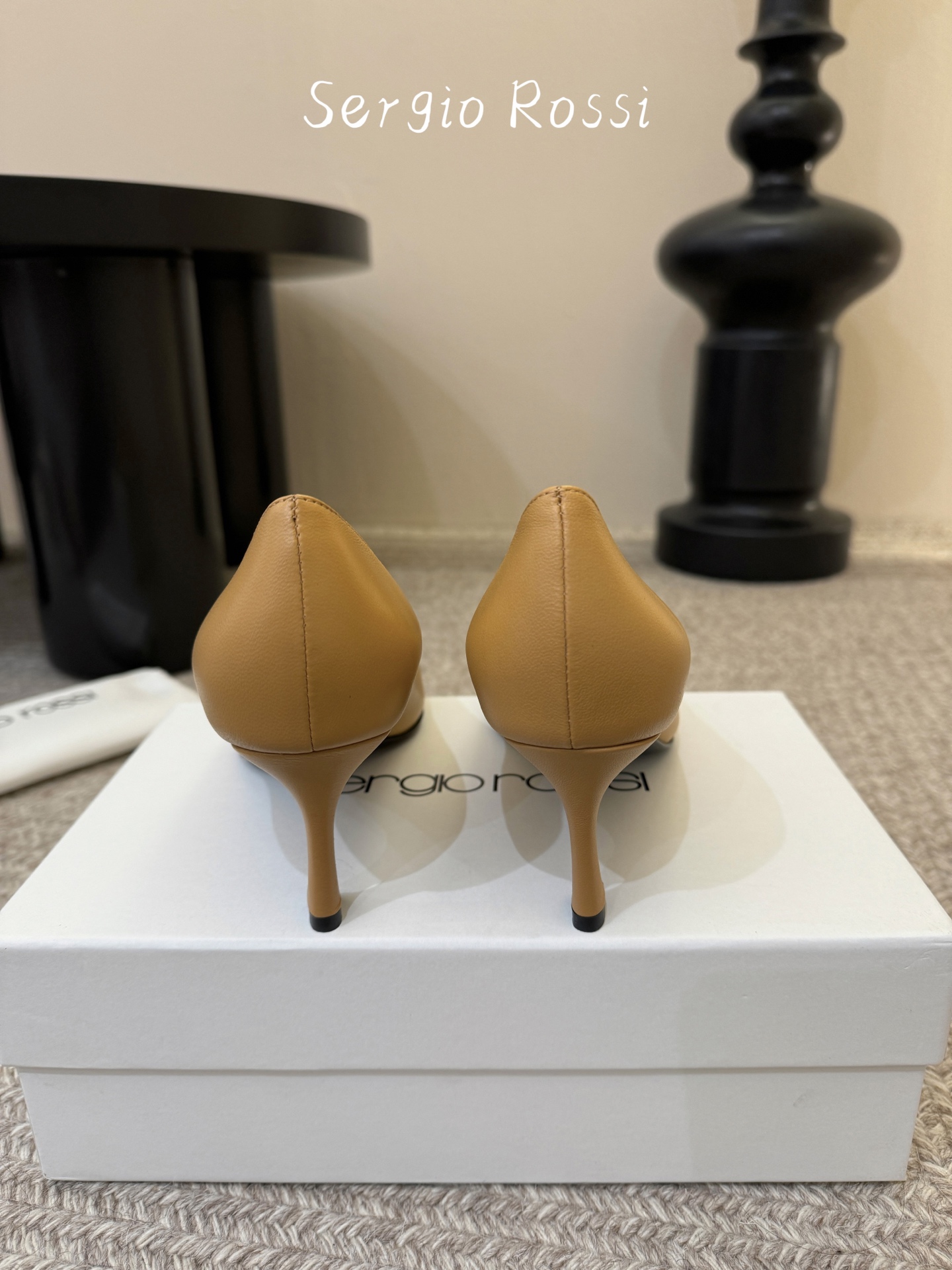 Sergio Rossi塞乔•26春夏新品猫跟高跟单鞋后空凉鞋！最新系列凉鞋单鞋純手工製作的金屬logo