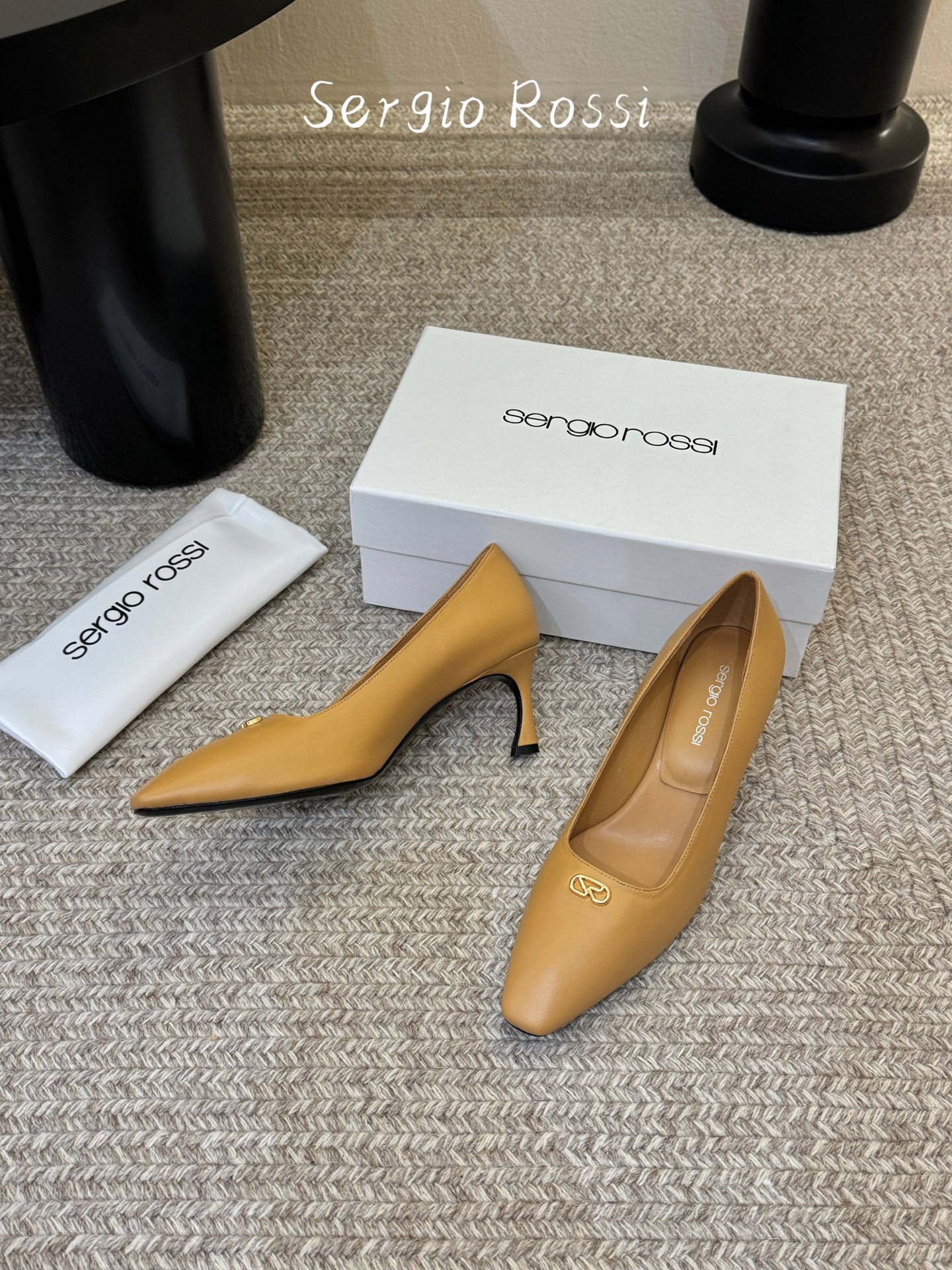 Sergio Rossi塞乔•26春夏新品猫跟高跟单鞋后空凉鞋！最新系列凉鞋单鞋純手工製作的金屬logo