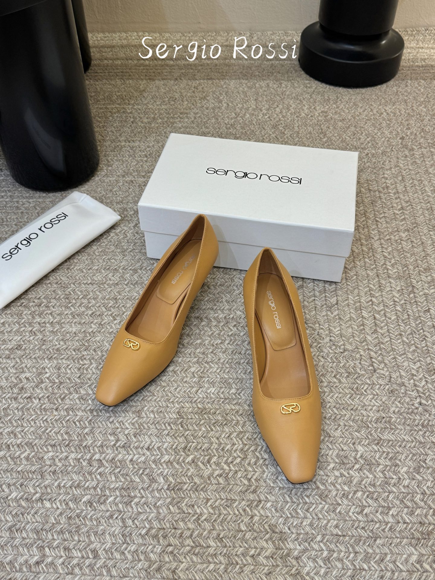 Sergio Rossi塞乔•26春夏新品猫跟高跟单鞋后空凉鞋！最新系列凉鞋单鞋純手工製作的金屬logo