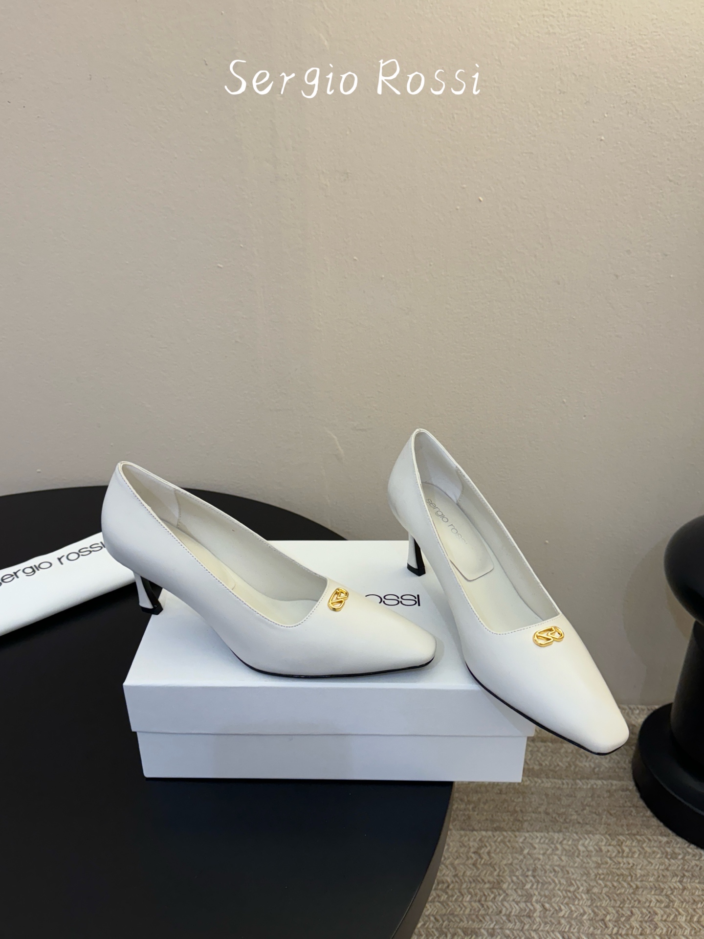 Sergio Rossi塞乔•26春夏新品猫跟高跟单鞋后空凉鞋！最新系列凉鞋单鞋純手工製作的金屬logo