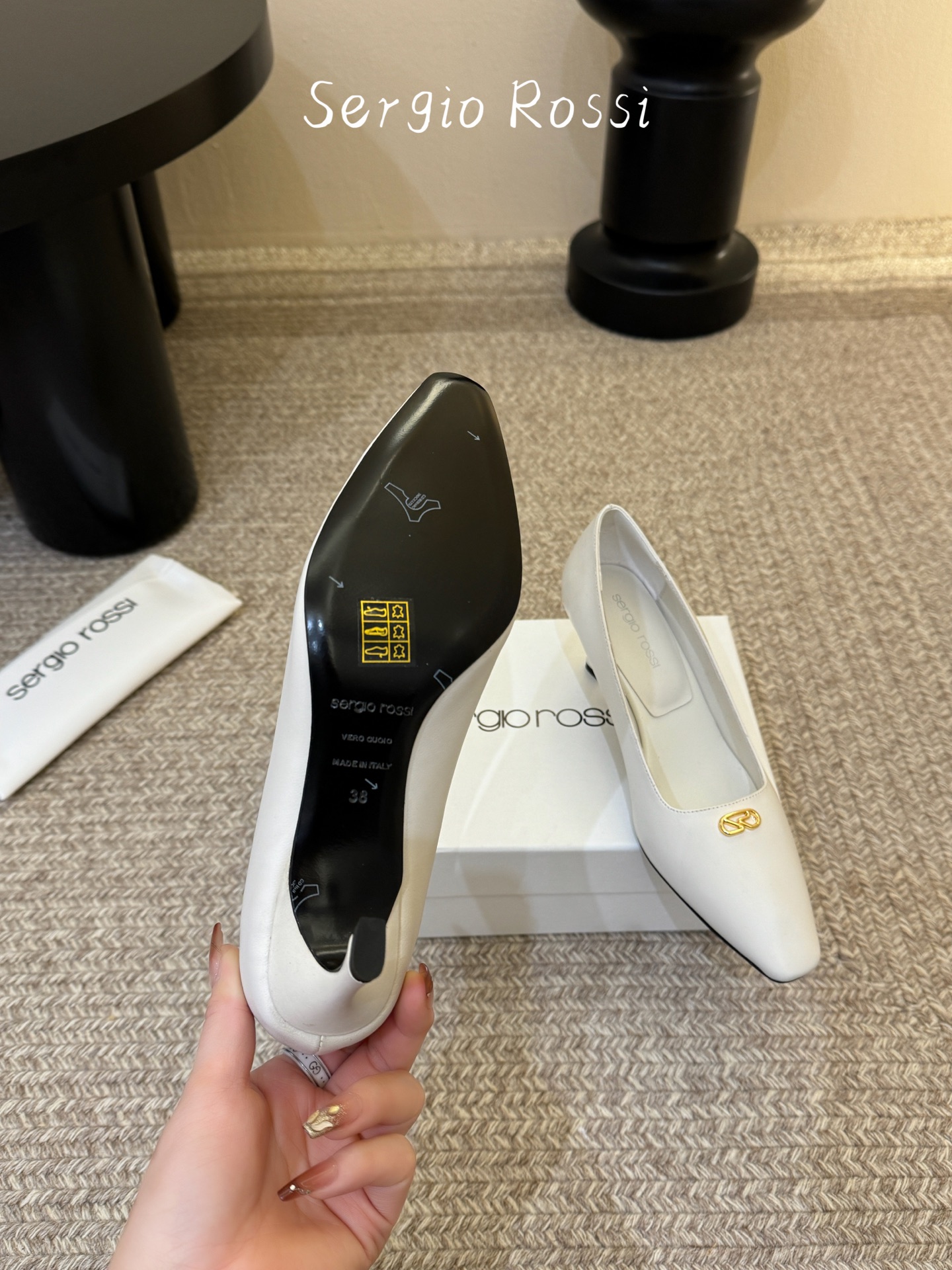 Sergio Rossi塞乔•26春夏新品猫跟高跟单鞋后空凉鞋！最新系列凉鞋单鞋純手工製作的金屬logo