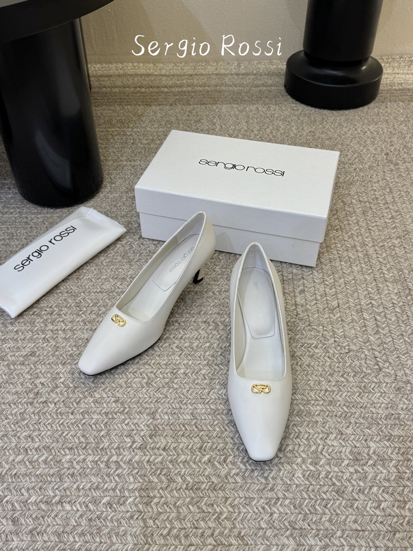 Sergio Rossi塞乔•26春夏新品猫跟高跟单鞋后空凉鞋！最新系列凉鞋单鞋純手工製作的金屬logo