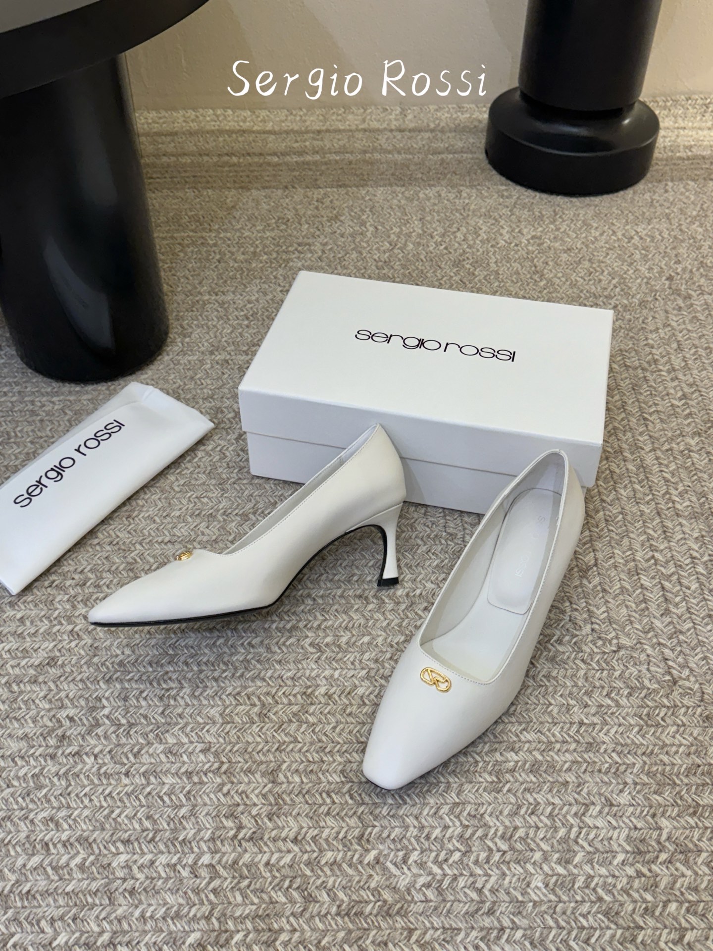 Sergio Rossi塞乔•26春夏新品猫跟高跟单鞋后空凉鞋！最新系列凉鞋单鞋純手工製作的金屬logo