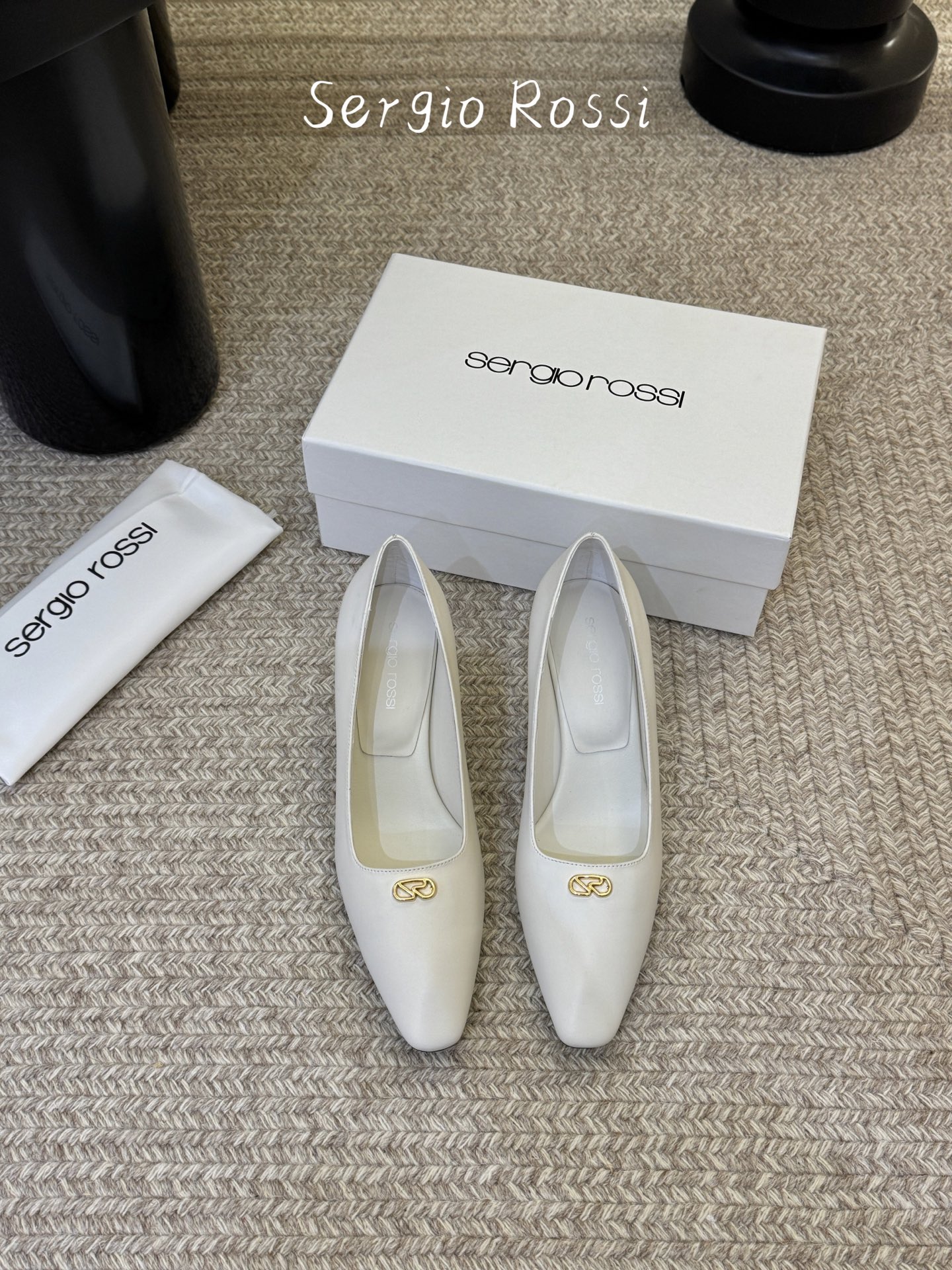 Sergio Rossi塞乔•26春夏新品猫跟高跟单鞋后空凉鞋！最新系列凉鞋单鞋純手工製作的金屬logo