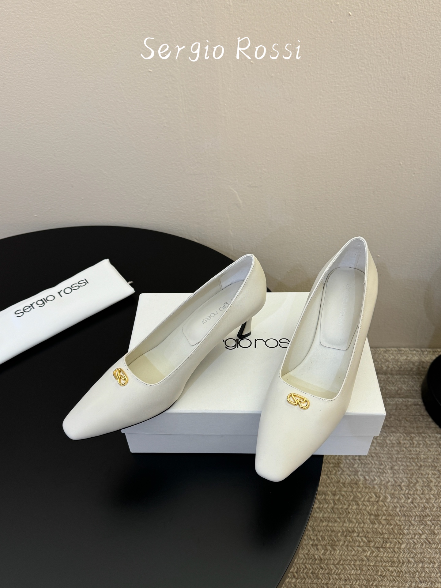 Sergio Rossi塞乔•26春夏新品猫跟高跟单鞋后空凉鞋！最新系列凉鞋单鞋純手工製作的金屬logo