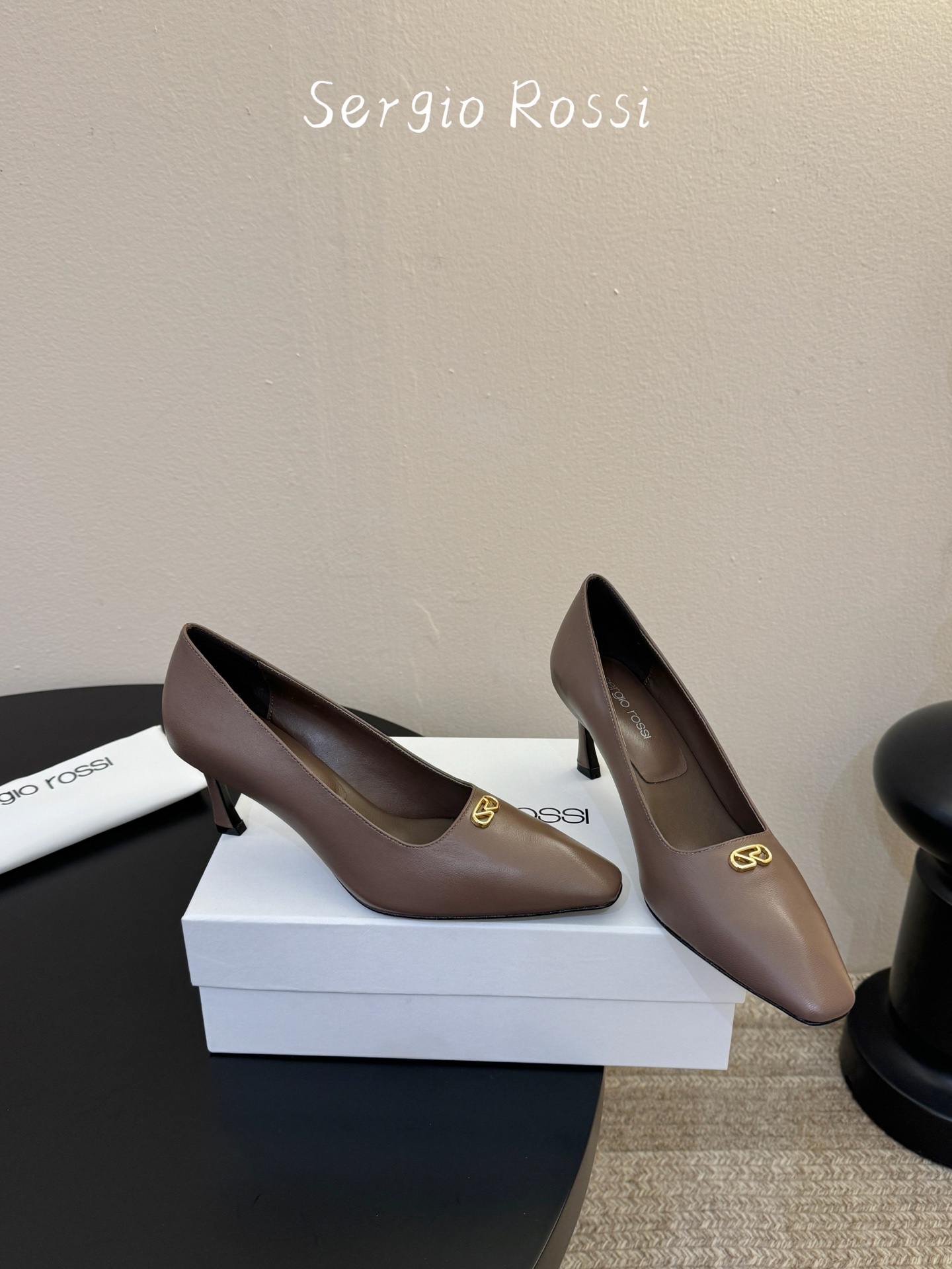 Sergio Rossi塞乔•26春夏新品猫跟高跟单鞋后空凉鞋！最新系列凉鞋单鞋純手工製作的金屬logo