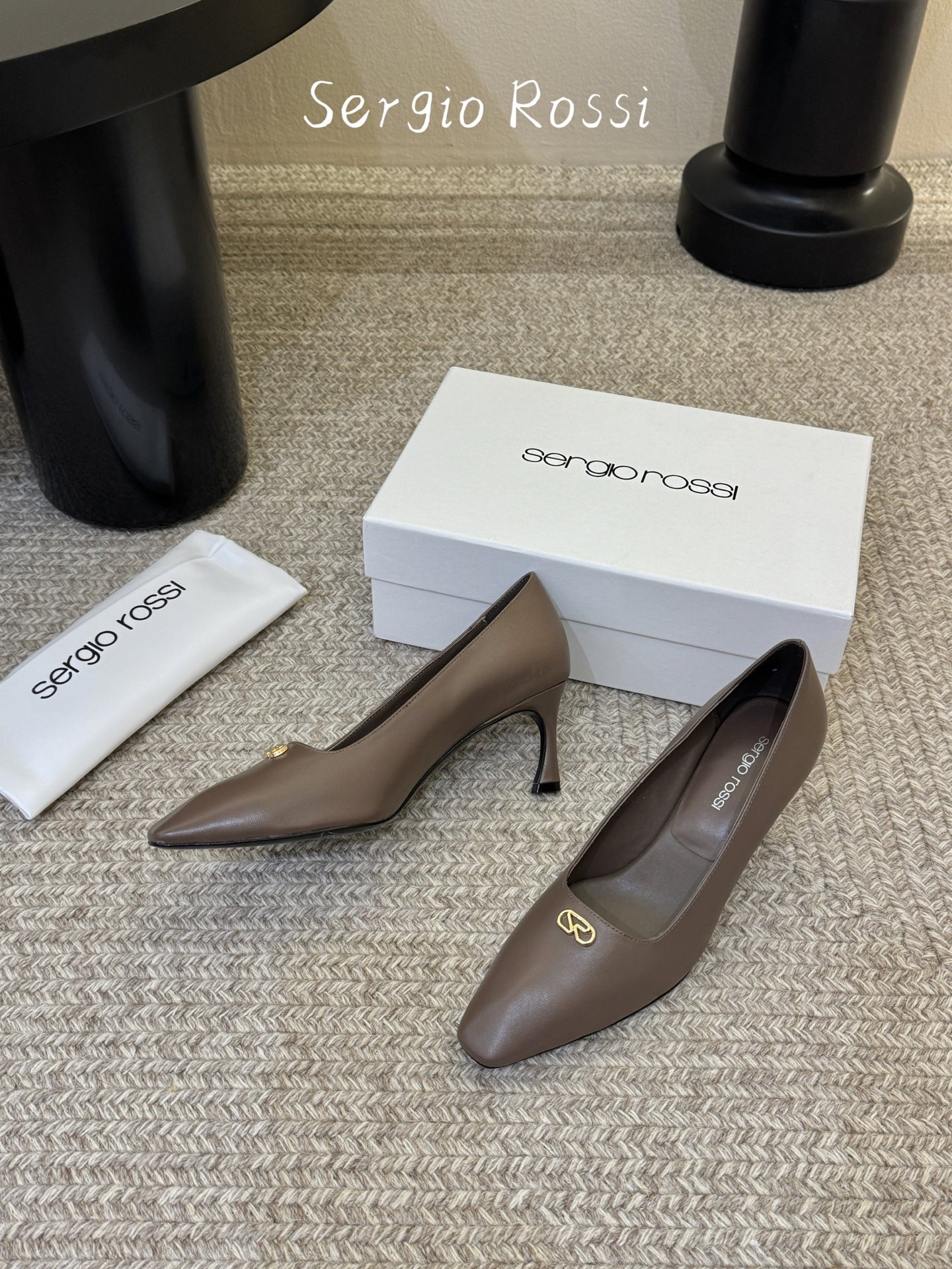 Sergio Rossi塞乔•26春夏新品猫跟高跟单鞋后空凉鞋！最新系列凉鞋单鞋純手工製作的金屬logo