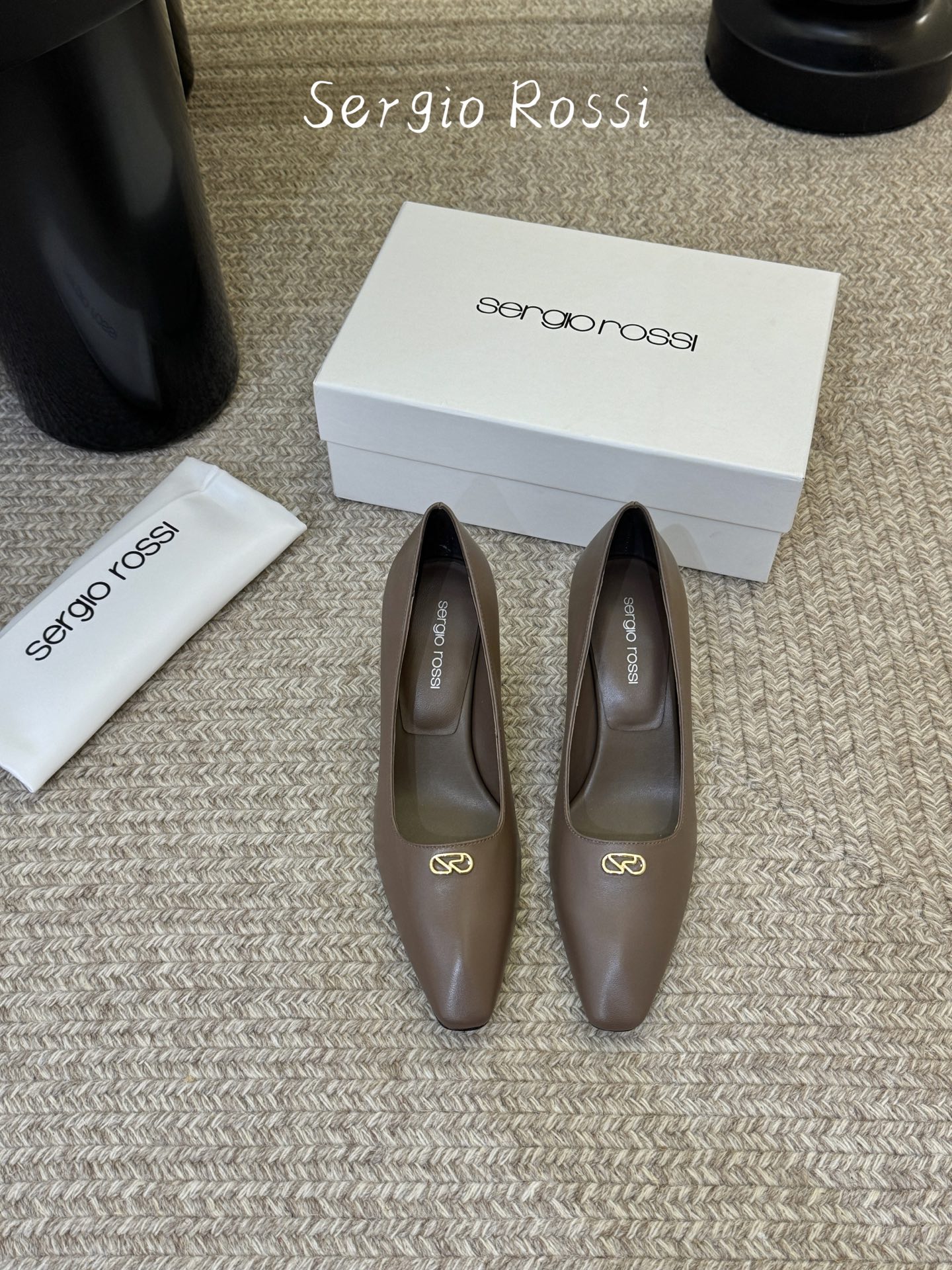 Sergio Rossi塞乔•26春夏新品猫跟高跟单鞋后空凉鞋！最新系列凉鞋单鞋純手工製作的金屬logo