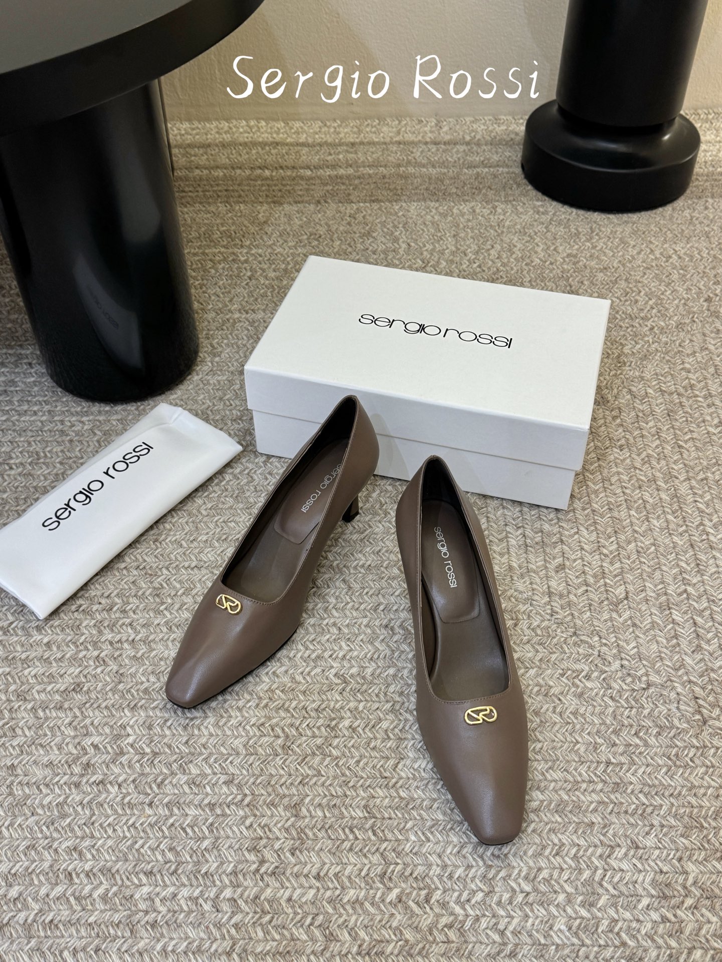 Sergio Rossi塞乔•26春夏新品猫跟高跟单鞋后空凉鞋！最新系列凉鞋单鞋純手工製作的金屬logo