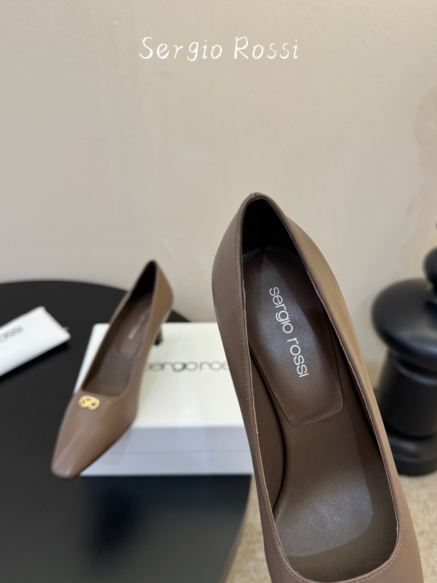 Sergio Rossi塞乔•26春夏新品猫跟高跟单鞋后空凉鞋！最新系列凉鞋单鞋純手工製作的金屬logo