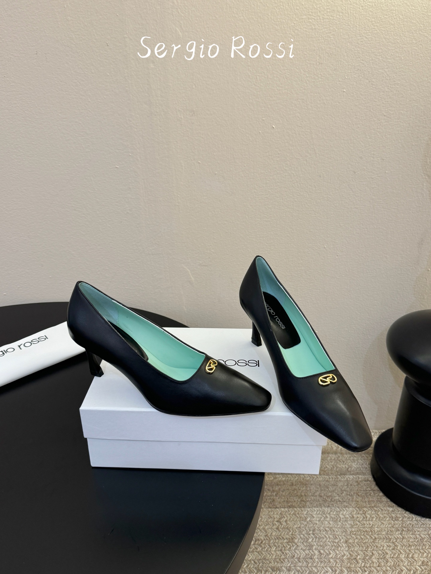 Sergio Rossi塞乔•26春夏新品猫跟高跟单鞋后空凉鞋！最新系列凉鞋单鞋純手工製作的金屬logo