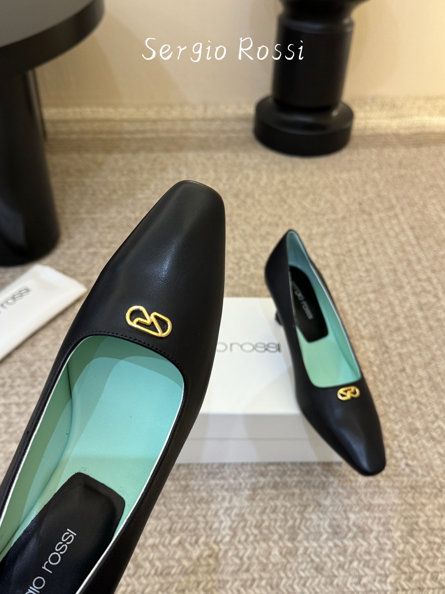 Sergio Rossi塞乔•26春夏新品猫跟高跟单鞋后空凉鞋！最新系列凉鞋单鞋純手工製作的金屬logo