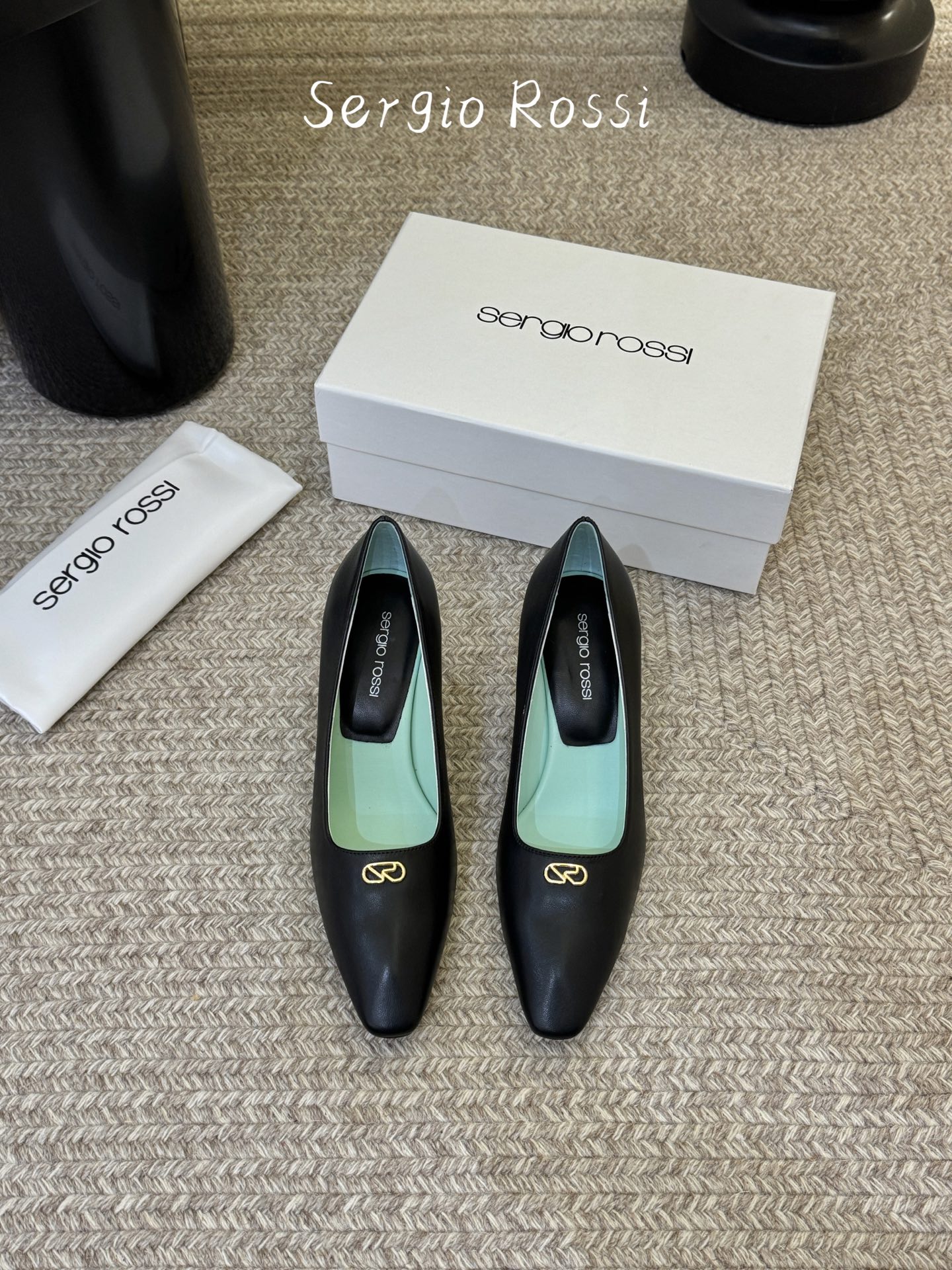 Sergio Rossi塞乔•26春夏新品猫跟高跟单鞋后空凉鞋！最新系列凉鞋单鞋純手工製作的金屬logo