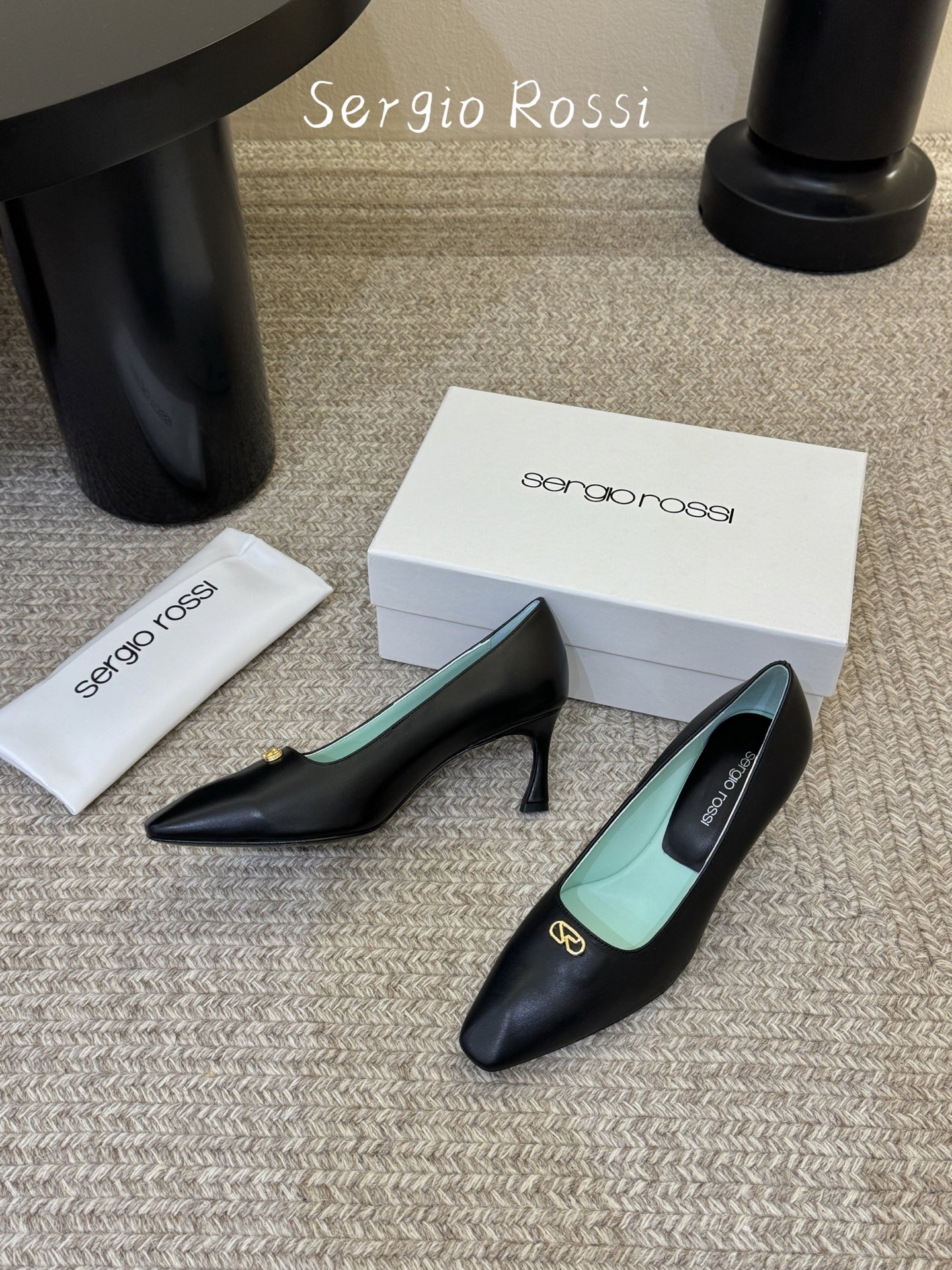 Sergio Rossi塞乔•26春夏新品猫跟高跟单鞋后空凉鞋！最新系列凉鞋单鞋純手工製作的金屬logo