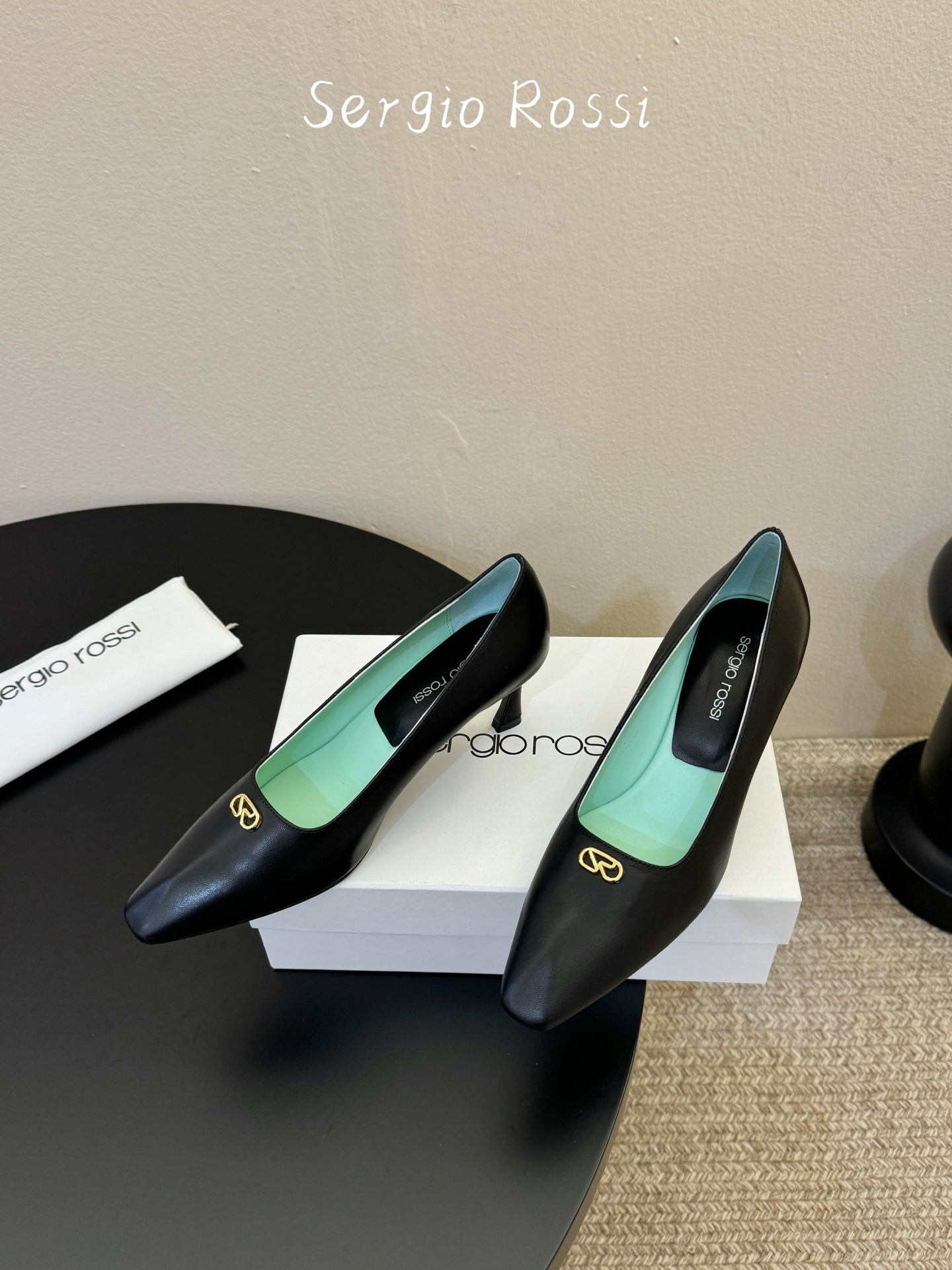 Sergio Rossi塞乔•26春夏新品猫跟高跟单鞋后空凉鞋！最新系列凉鞋单鞋純手工製作的金屬logo
