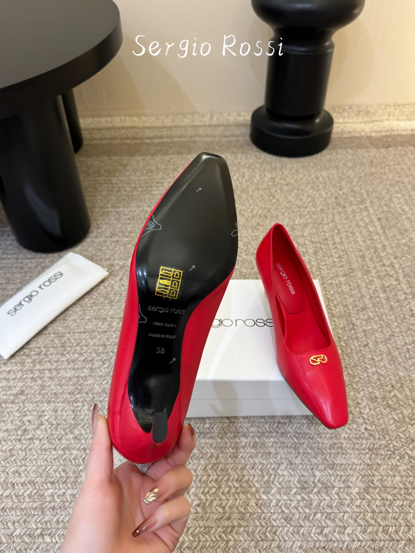 Sergio Rossi塞乔•26春夏新品猫跟高跟单鞋后空凉鞋！最新系列凉鞋单鞋純手工製作的金屬logo