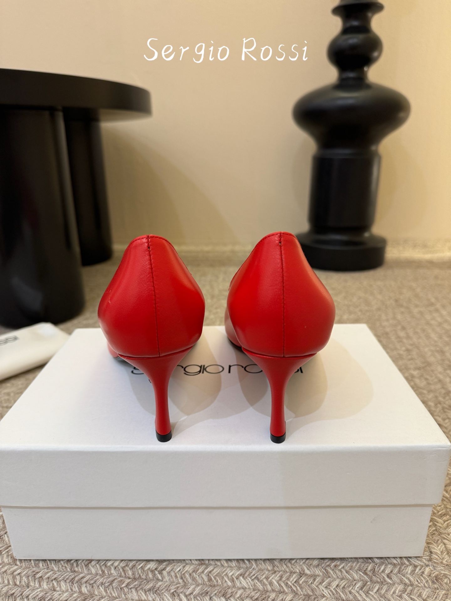 Sergio Rossi塞乔•26春夏新品猫跟高跟单鞋后空凉鞋！最新系列凉鞋单鞋純手工製作的金屬logo