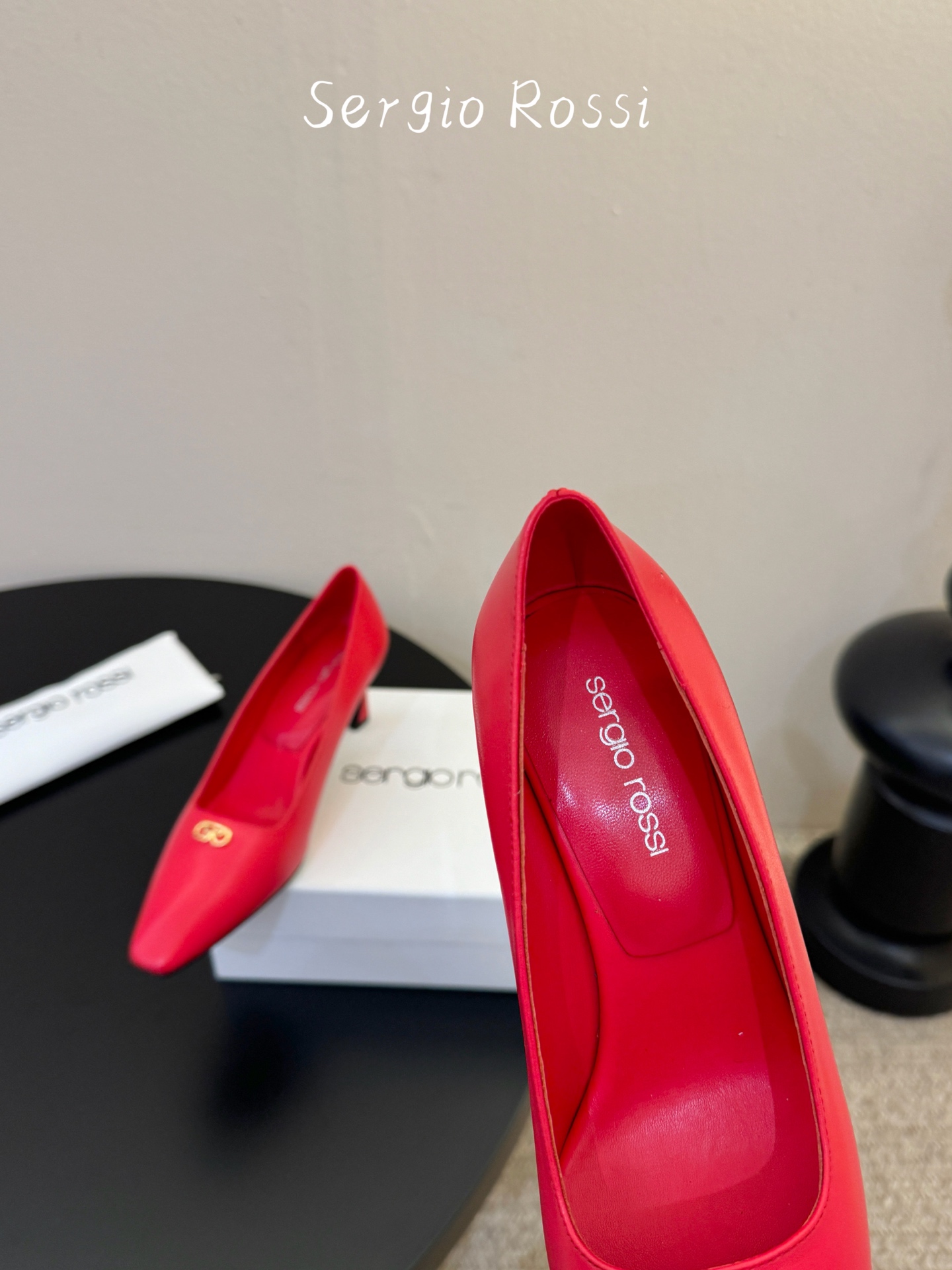 Sergio Rossi塞乔•26春夏新品猫跟高跟单鞋后空凉鞋！最新系列凉鞋单鞋純手工製作的金屬logo