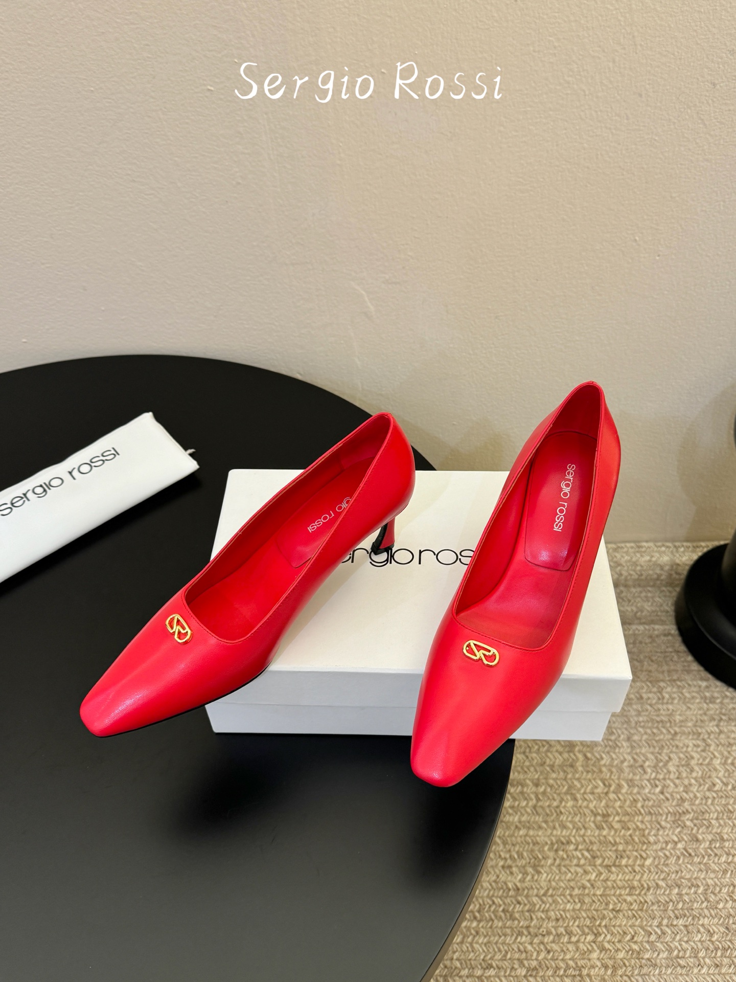 Sergio Rossi塞乔•26春夏新品猫跟高跟单鞋后空凉鞋！最新系列凉鞋单鞋純手工製作的金屬logo