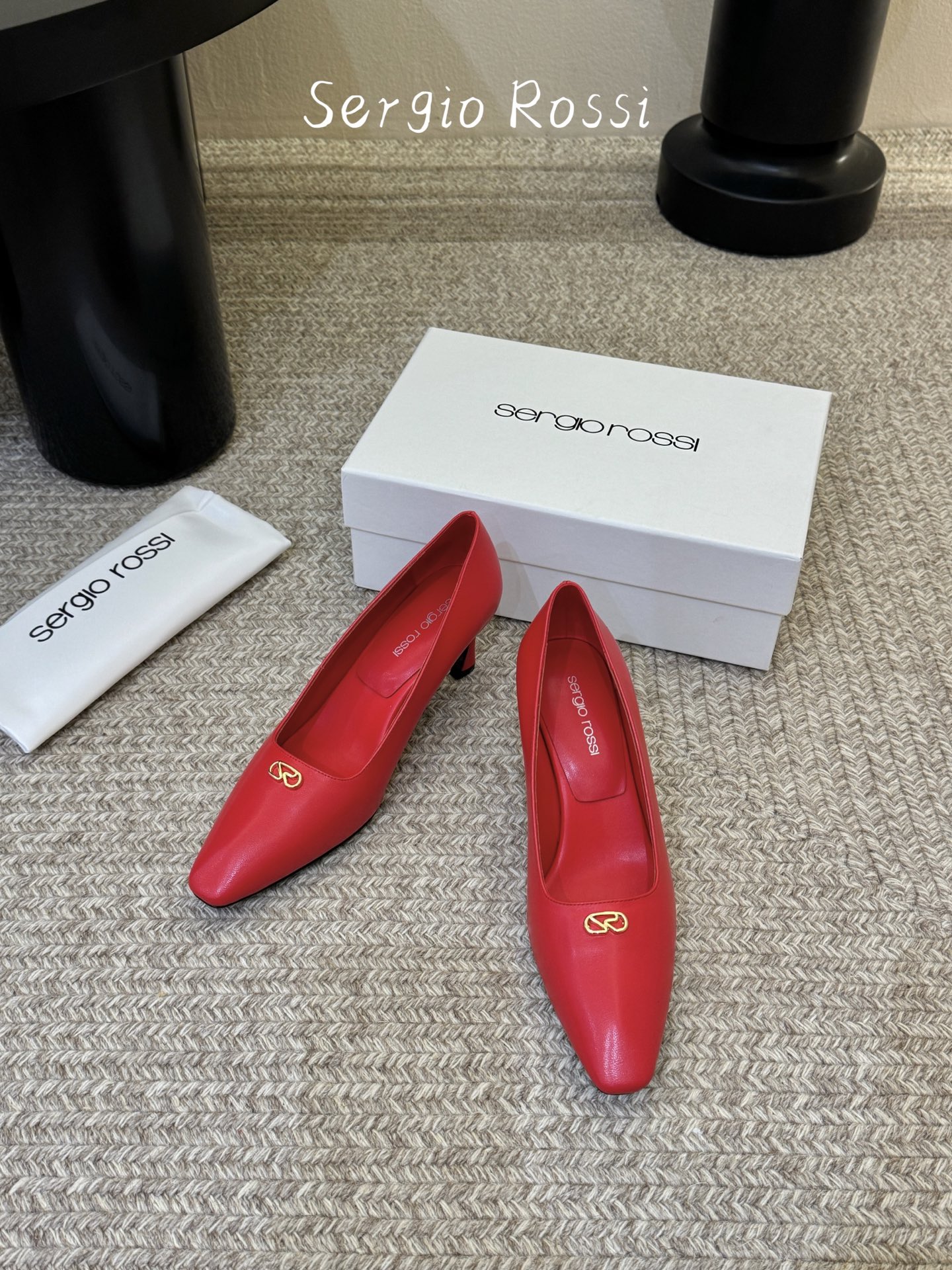 Sergio Rossi塞乔•26春夏新品猫跟高跟单鞋后空凉鞋！最新系列凉鞋单鞋純手工製作的金屬logo