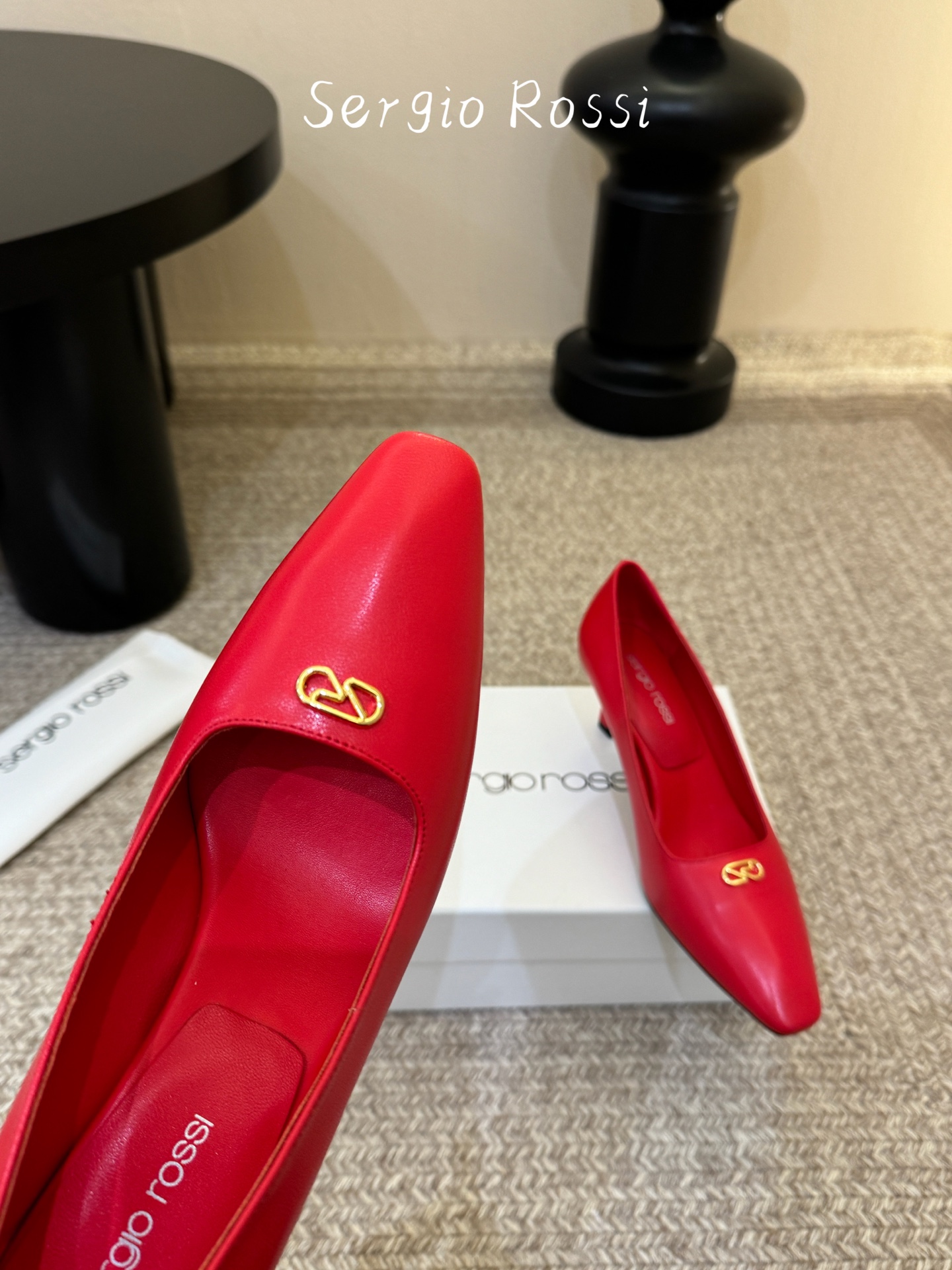 Sergio Rossi塞乔•26春夏新品猫跟高跟单鞋后空凉鞋！最新系列凉鞋单鞋純手工製作的金屬logo
