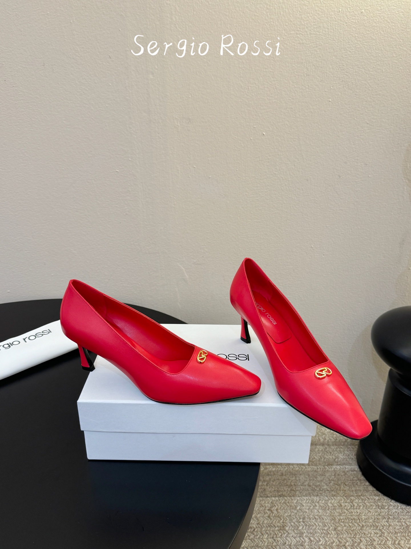 Sergio Rossi塞乔•26春夏新品猫跟高跟单鞋后空凉鞋！最新系列凉鞋单鞋純手工製作的金屬logo