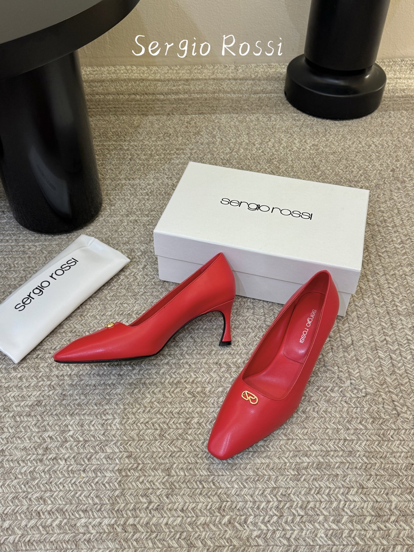 Sergio Rossi塞乔•26春夏新品猫跟高跟单鞋后空凉鞋！最新系列凉鞋单鞋純手工製作的金屬logo