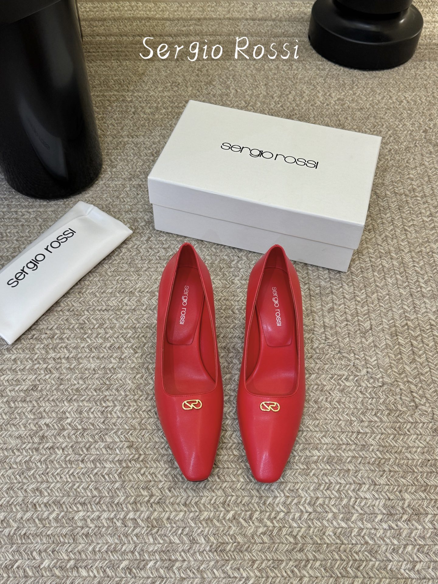 Sergio Rossi塞乔•26春夏新品猫跟高跟单鞋后空凉鞋！最新系列凉鞋单鞋純手工製作的金屬logo