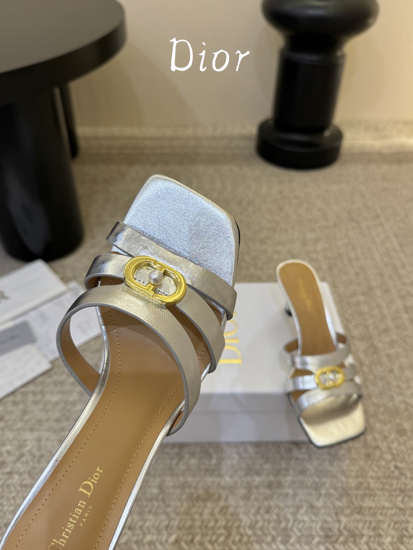 Dior | 迪奥早春新品走秀款假风平底拖鞋！ 硬货上新🆕❥代购级别！高级感十足！国内外博主刷爆的一款，