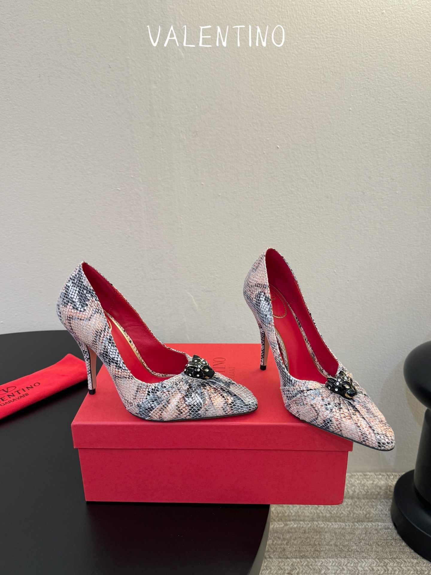 华伦天奴Valentino水晶镶嵌豹子🐆“有金有赚”🤩豹子元素上的金色勾丝点缀水晶镶嵌奢华精致让Vale