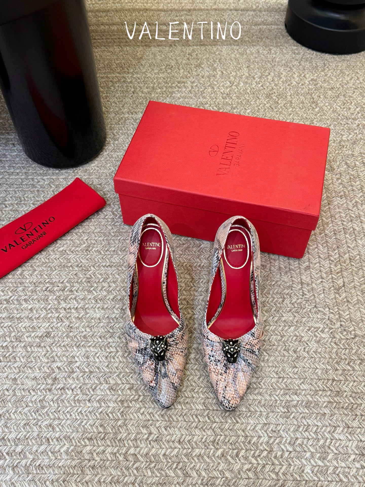 华伦天奴Valentino水晶镶嵌豹子🐆“有金有赚”🤩豹子元素上的金色勾丝点缀水晶镶嵌奢华精致让Vale