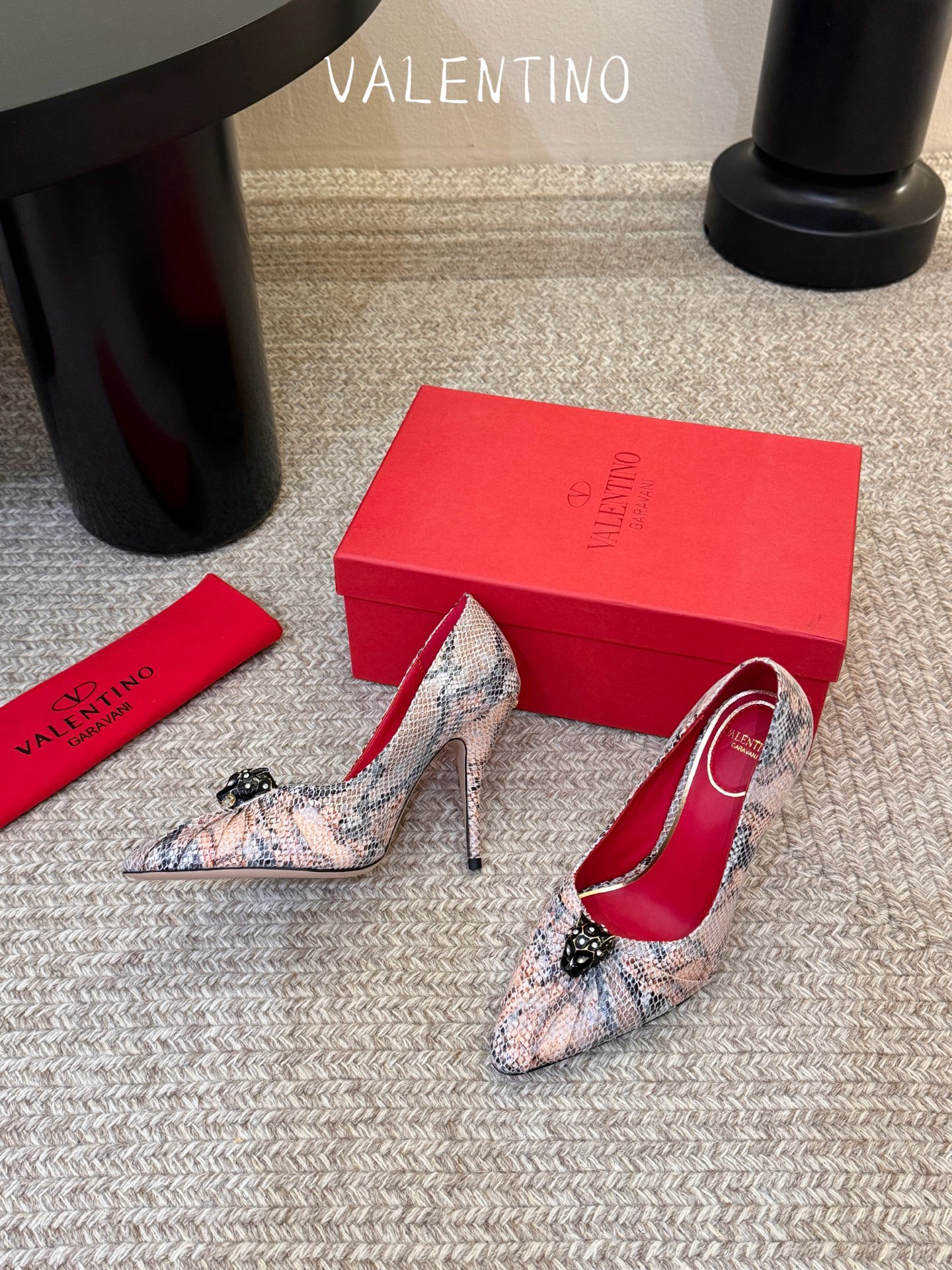 华伦天奴Valentino水晶镶嵌豹子🐆“有金有赚”🤩豹子元素上的金色勾丝点缀水晶镶嵌奢华精致让Vale