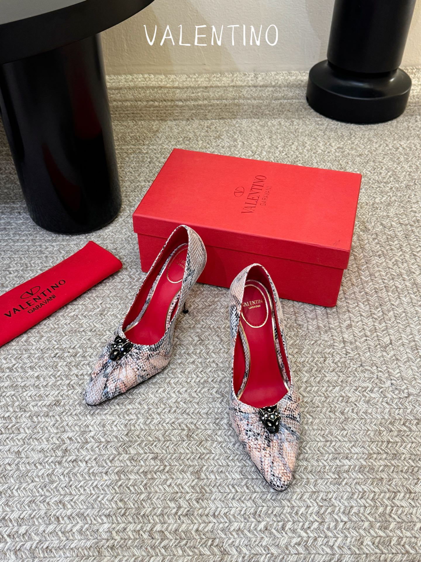 华伦天奴Valentino水晶镶嵌豹子🐆“有金有赚”🤩豹子元素上的金色勾丝点缀水晶镶嵌奢华精致让Vale