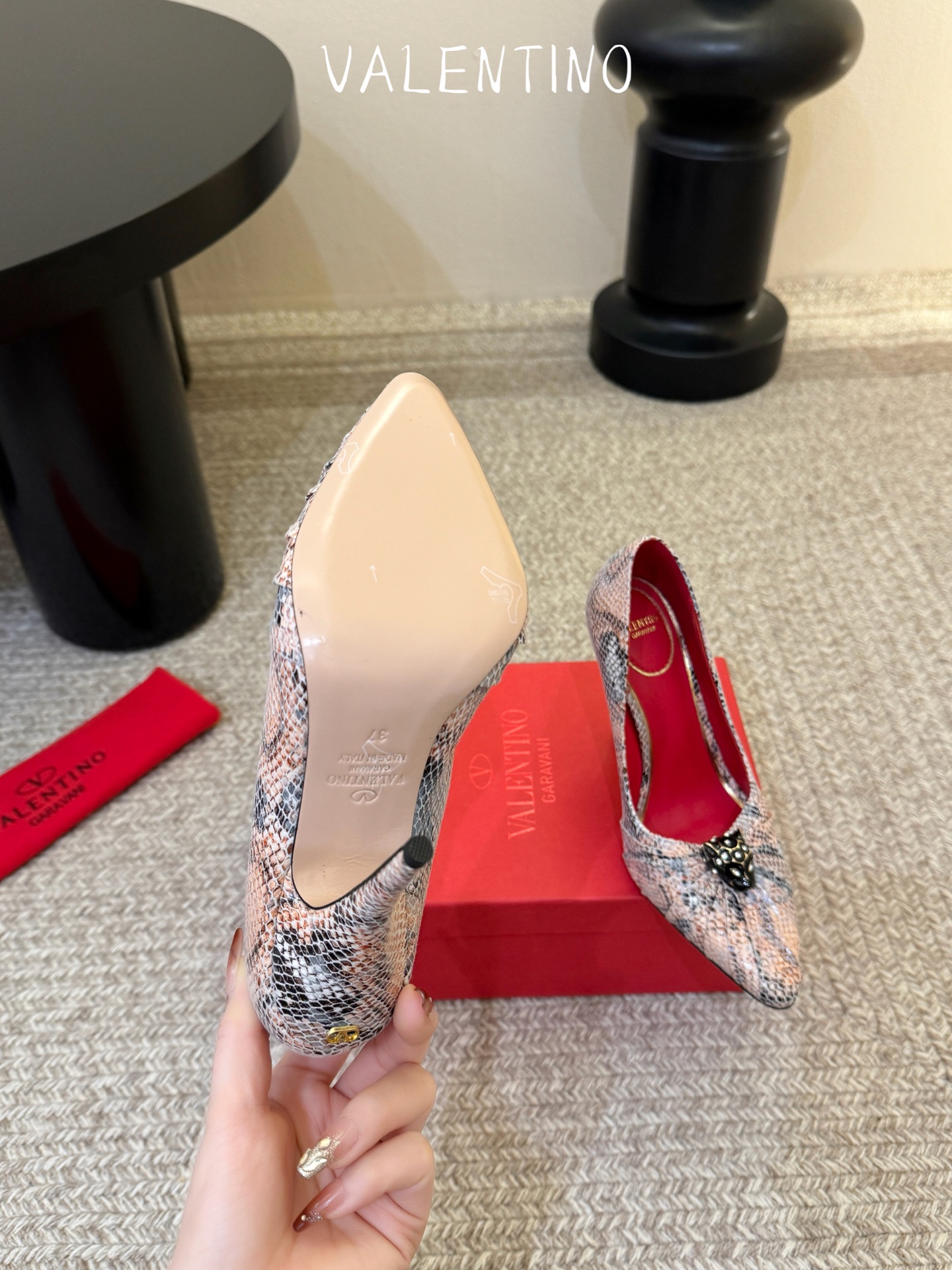 华伦天奴Valentino水晶镶嵌豹子🐆“有金有赚”🤩豹子元素上的金色勾丝点缀水晶镶嵌奢华精致让Vale