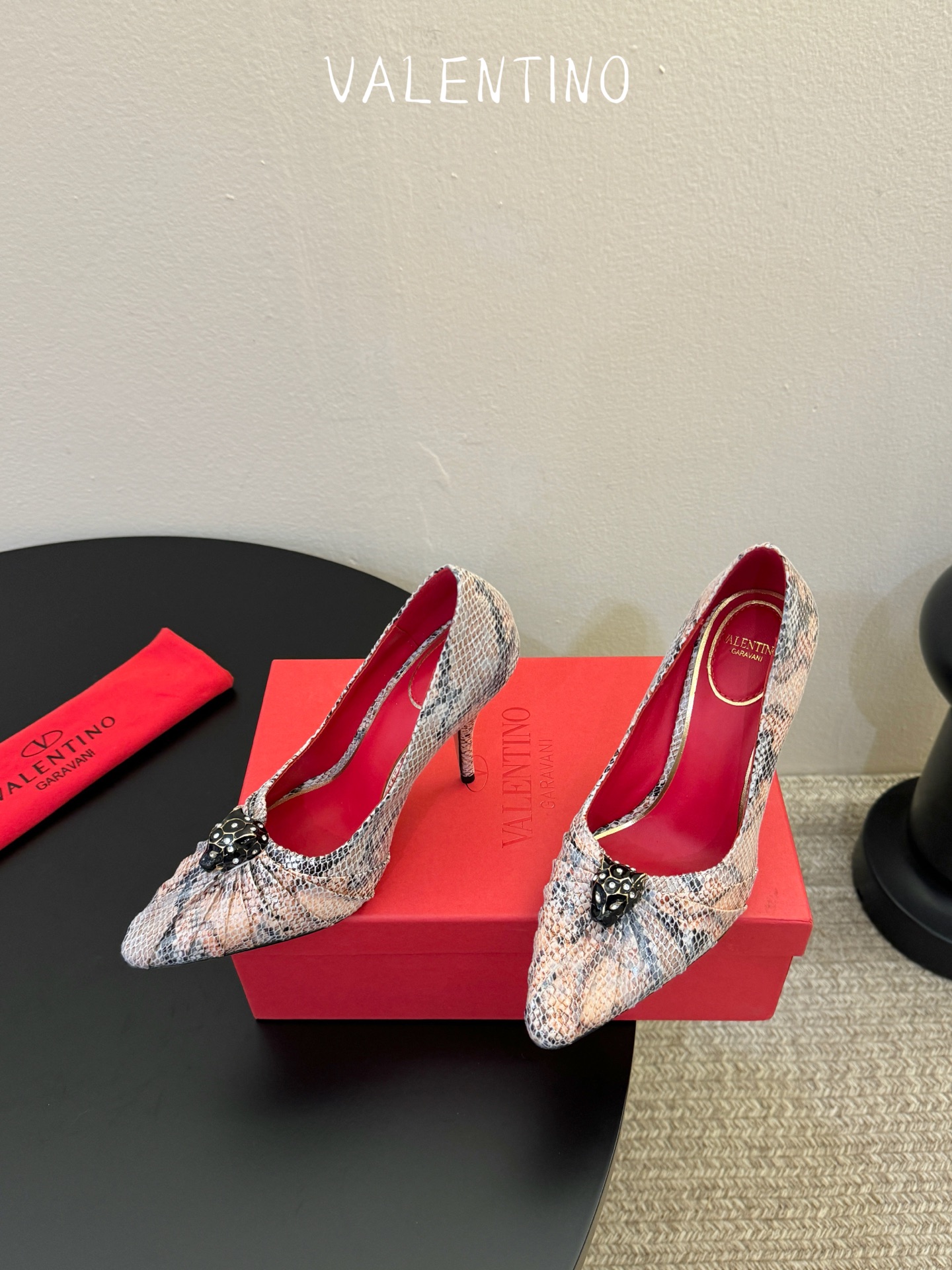 华伦天奴Valentino水晶镶嵌豹子🐆“有金有赚”🤩豹子元素上的金色勾丝点缀水晶镶嵌奢华精致让Vale