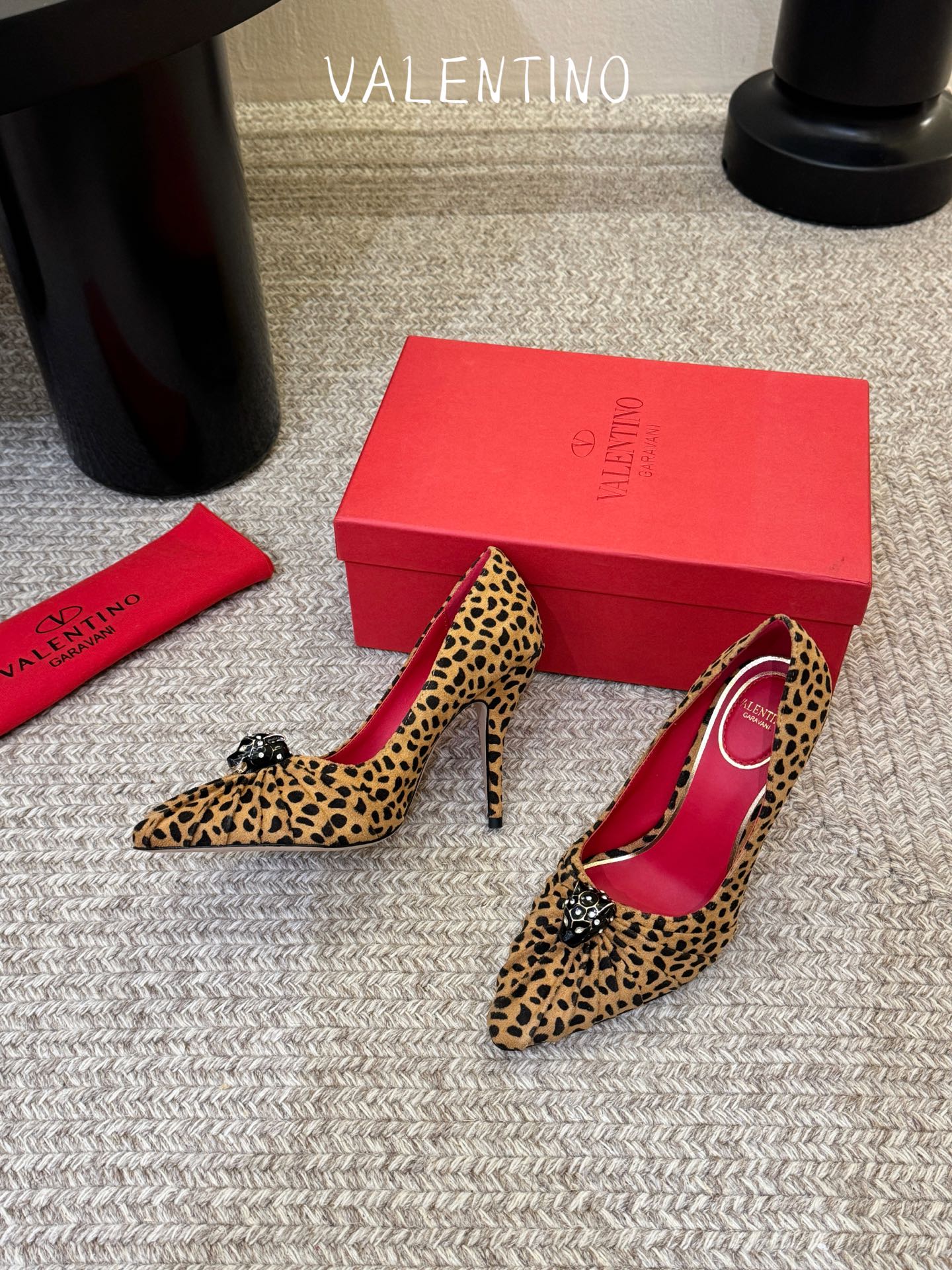 华伦天奴Valentino水晶镶嵌豹子🐆“有金有赚”🤩豹子元素上的金色勾丝点缀水晶镶嵌奢华精致让Vale