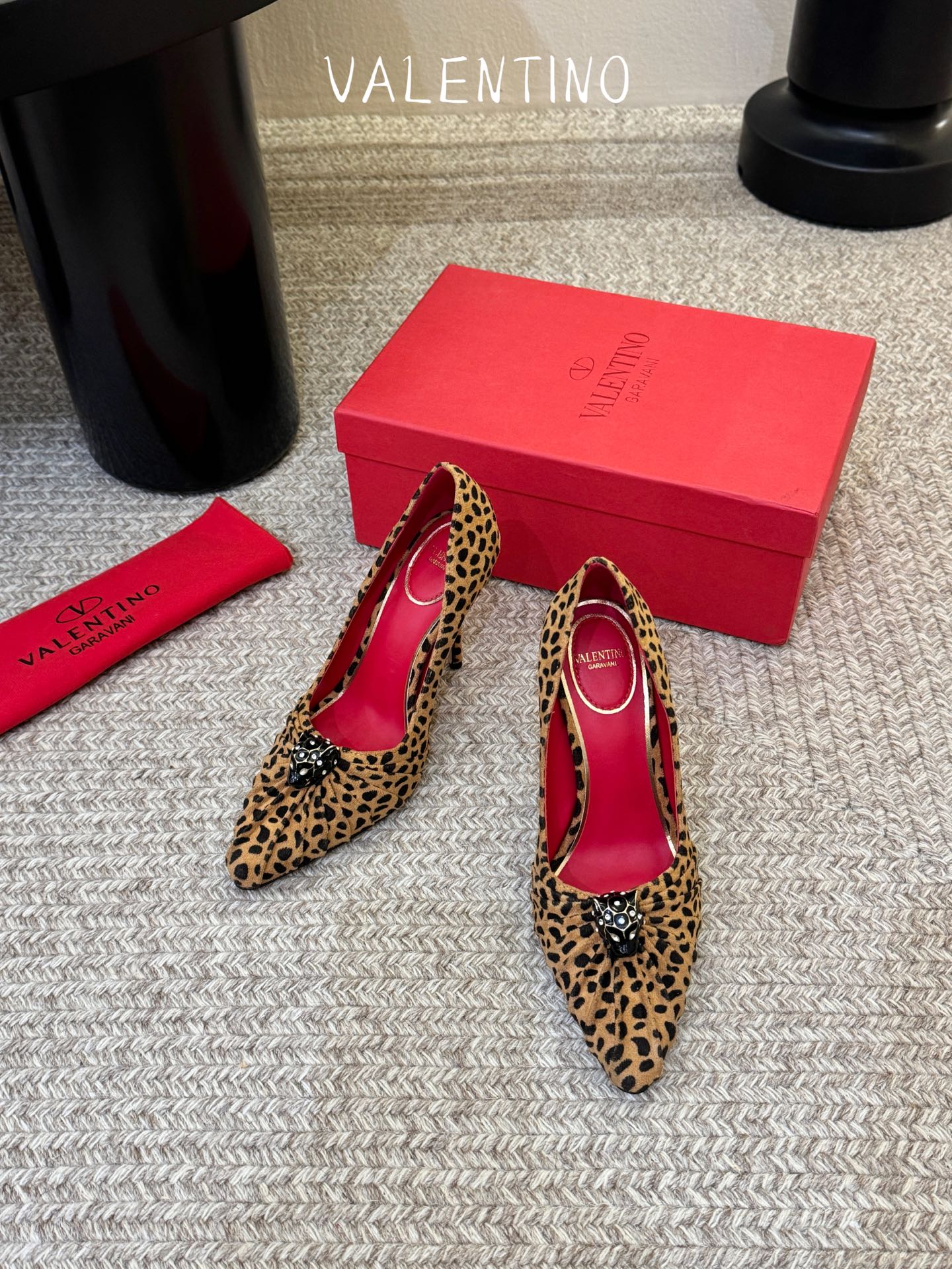 华伦天奴Valentino水晶镶嵌豹子🐆“有金有赚”🤩豹子元素上的金色勾丝点缀水晶镶嵌奢华精致让Vale