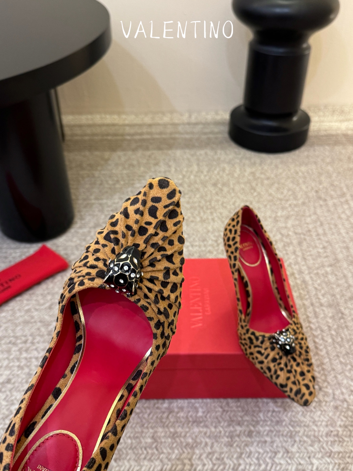 华伦天奴Valentino水晶镶嵌豹子🐆“有金有赚”🤩豹子元素上的金色勾丝点缀水晶镶嵌奢华精致让Vale