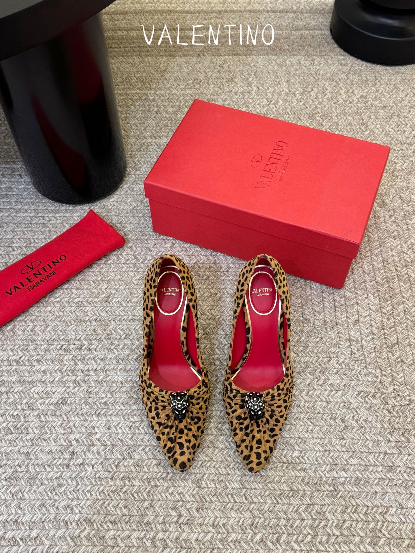 华伦天奴Valentino水晶镶嵌豹子🐆“有金有赚”🤩豹子元素上的金色勾丝点缀水晶镶嵌奢华精致让Vale