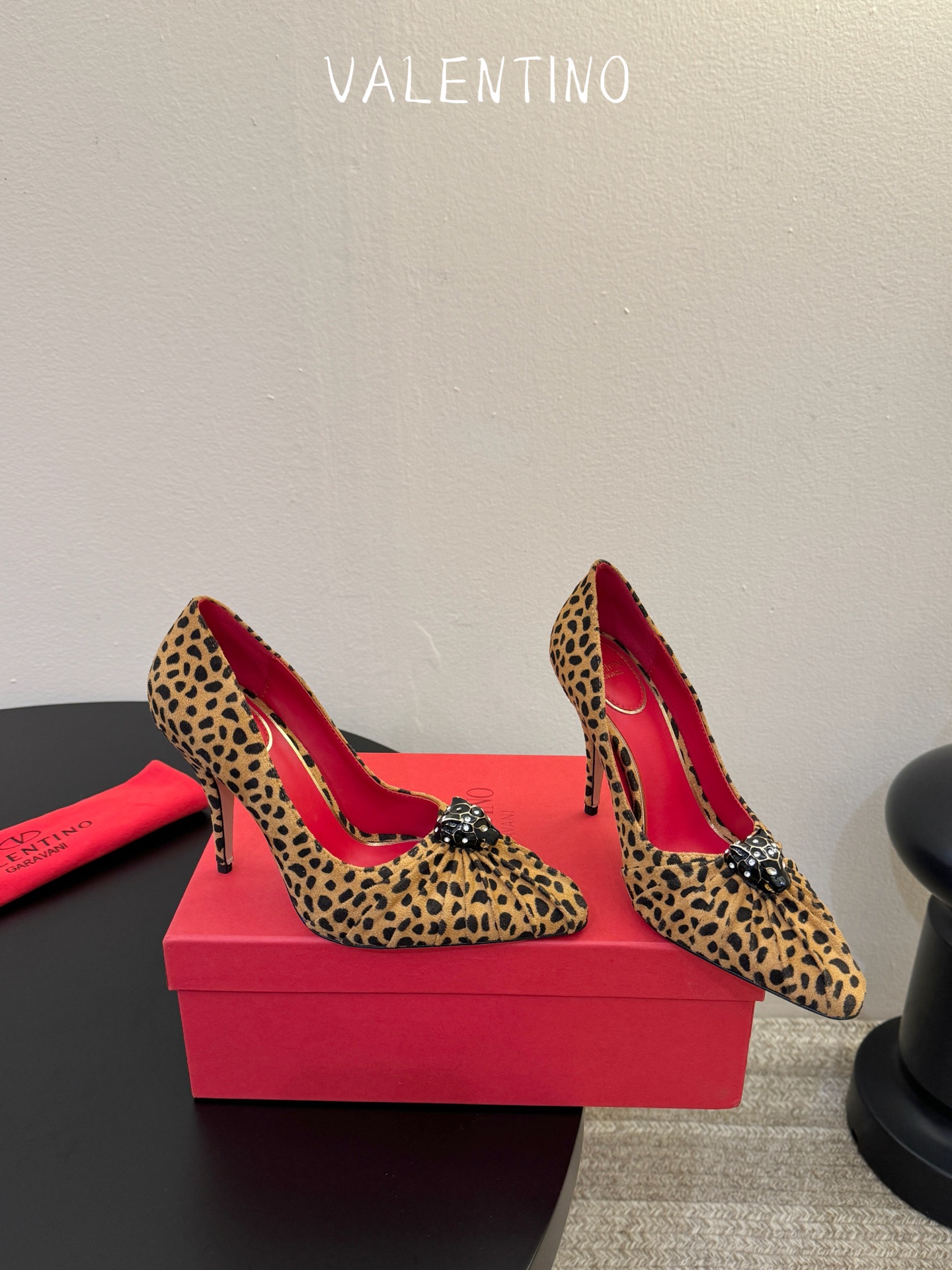 华伦天奴Valentino水晶镶嵌豹子🐆“有金有赚”🤩豹子元素上的金色勾丝点缀水晶镶嵌奢华精致让Vale