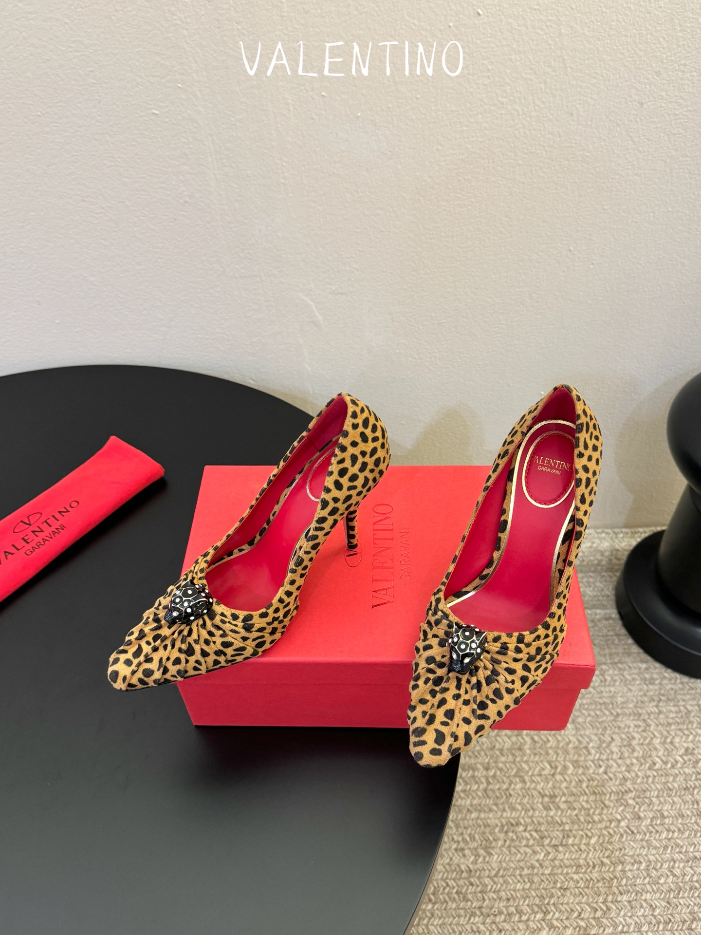 华伦天奴Valentino水晶镶嵌豹子🐆“有金有赚”🤩豹子元素上的金色勾丝点缀水晶镶嵌奢华精致让Vale