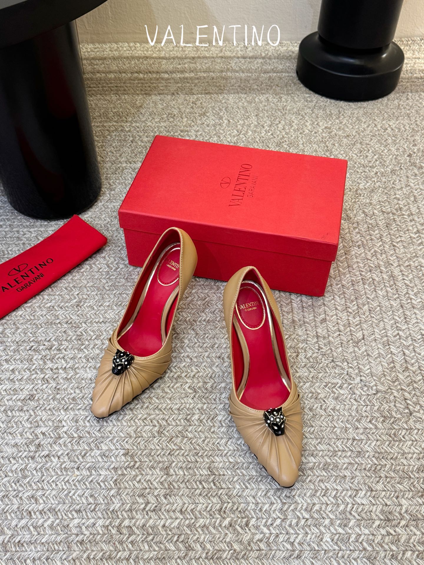 华伦天奴Valentino水晶镶嵌豹子🐆“有金有赚”🤩豹子元素上的金色勾丝点缀水晶镶嵌奢华精致让Vale