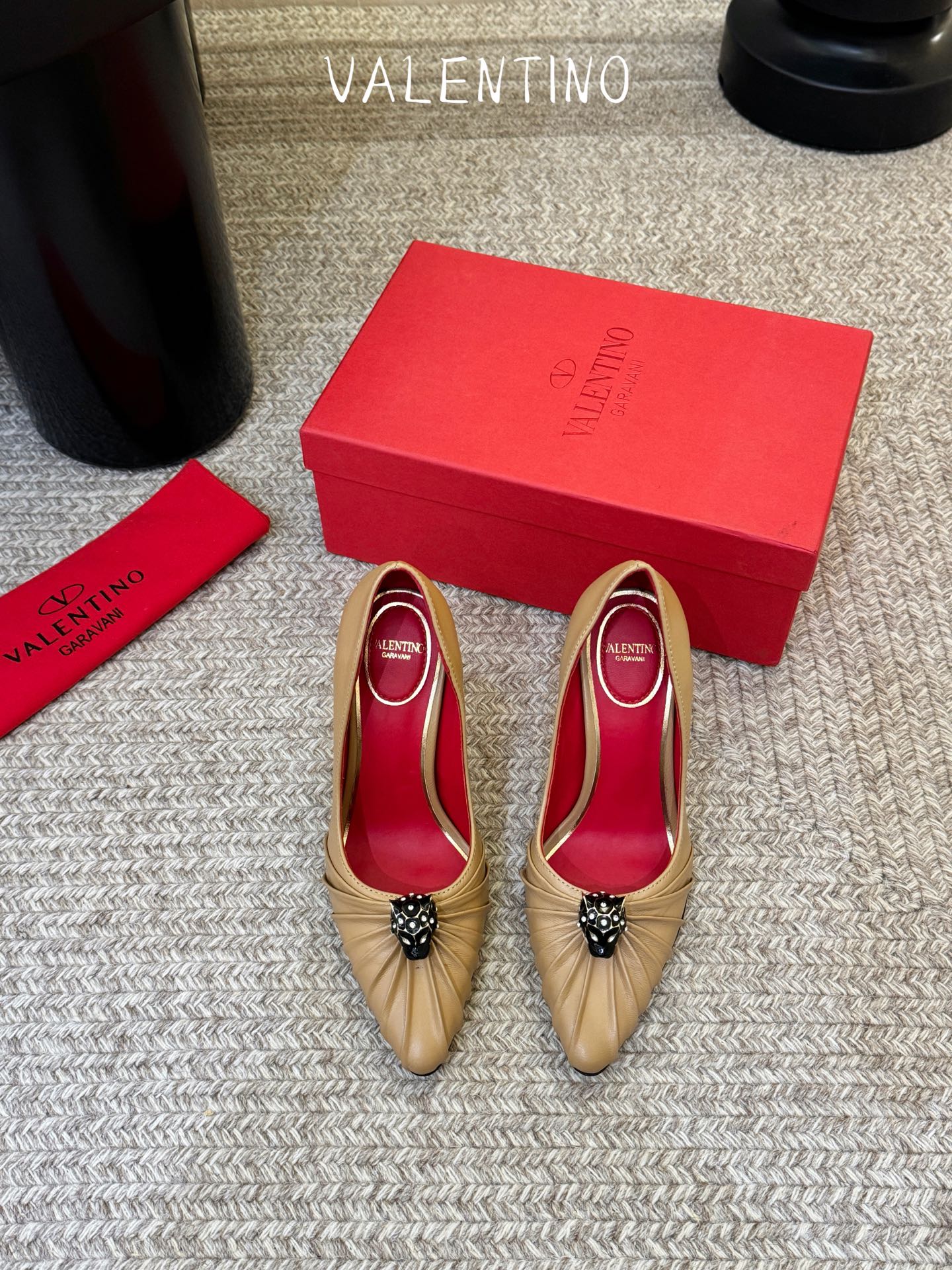 华伦天奴Valentino水晶镶嵌豹子🐆“有金有赚”🤩豹子元素上的金色勾丝点缀水晶镶嵌奢华精致让Vale